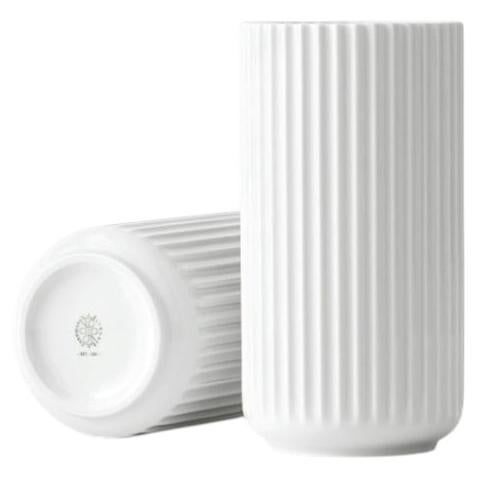 Vaso in porcellana bianca Lyngby, stile scandinavo moderno, 9,8 in di altezza in vendita