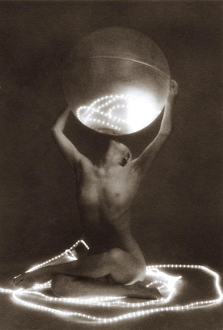Lynn Bianchi Nude Photograph – Figurativer Aktdruck „Fireball II“ aus Silber-Gelatine mit Fotodruck