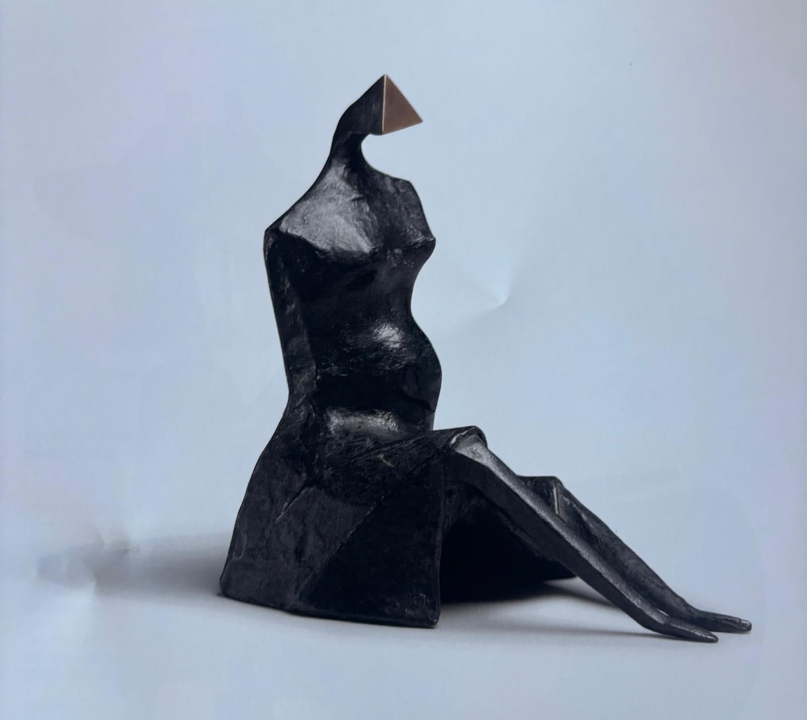 Figure assise par Lynn Chadwick en vente 1