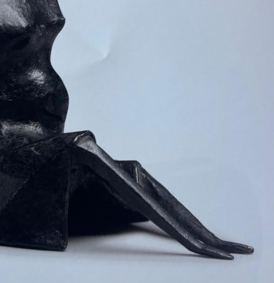 Figure assise par Lynn Chadwick en vente 3