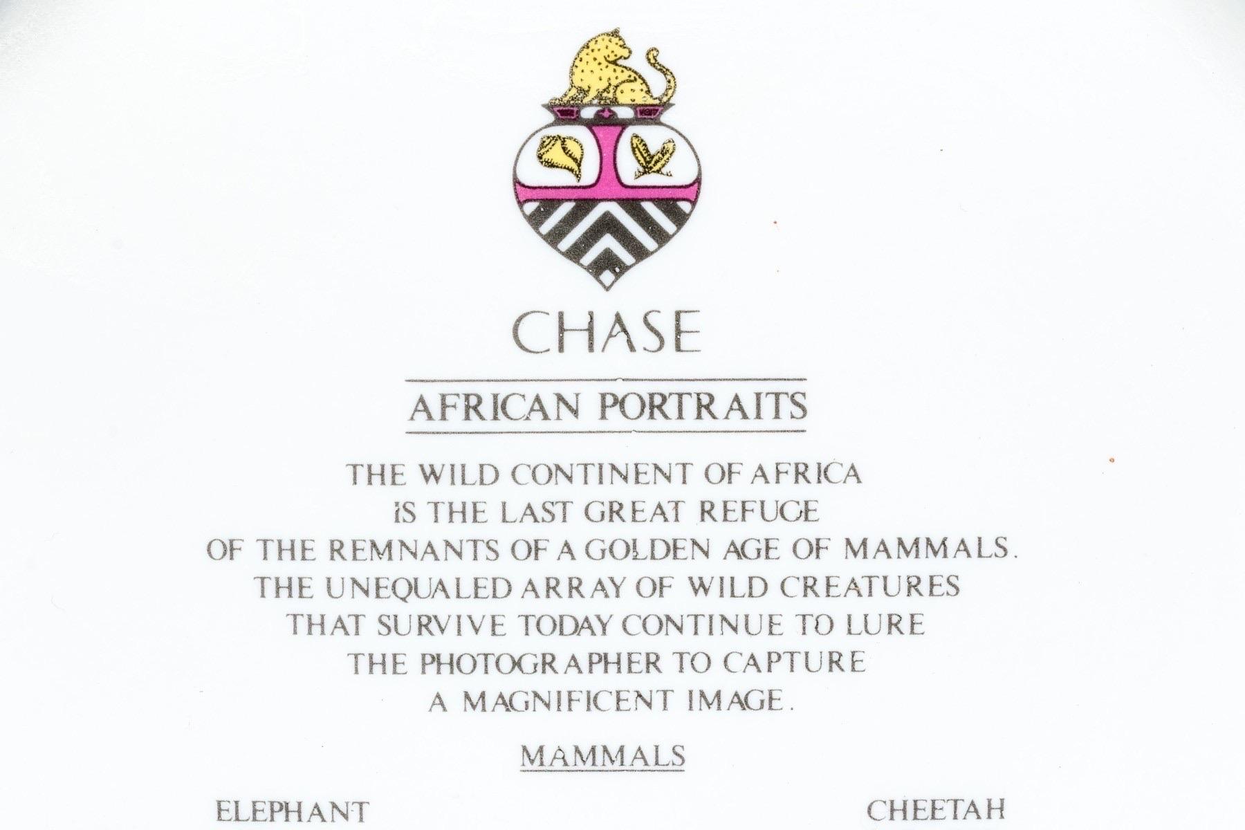 Fin du 20e siècle Jardinière sur pied « CHASE » en céramique de Lynn Chase, portraits africains en vente