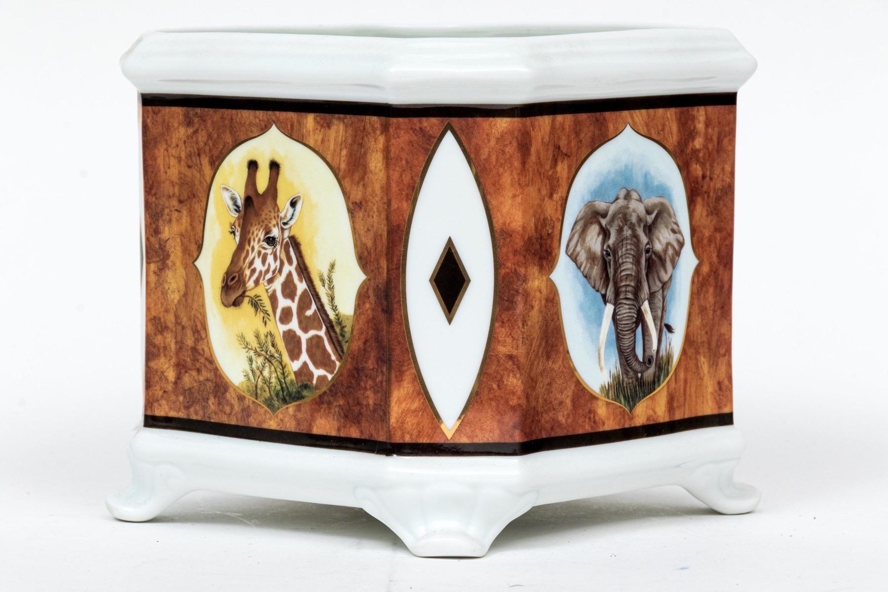 Jardinière sur pied « CHASE » en céramique de Lynn Chase, portraits africains en vente 1