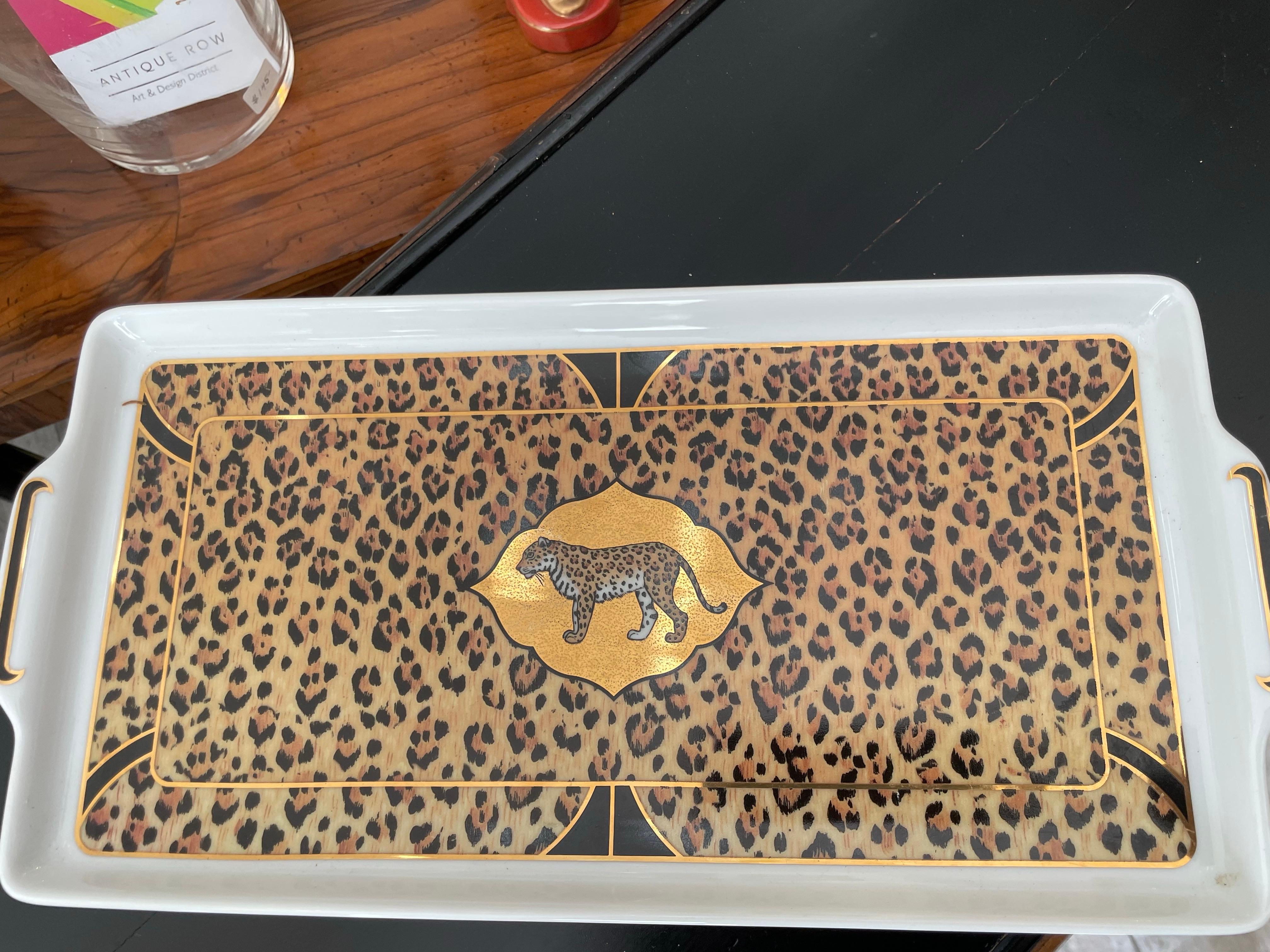 Bandeja de servir amazónica Lynn Chase firmada por el fabricante en la parte inferior. Diseño global de estampado animal con un Jaguar en el centro. 