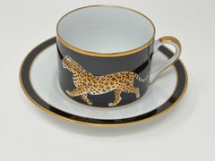 Tasse et soucoupe en porcelaine « Jaguar Jungle » de Lynn Chase, avec bordure dorée