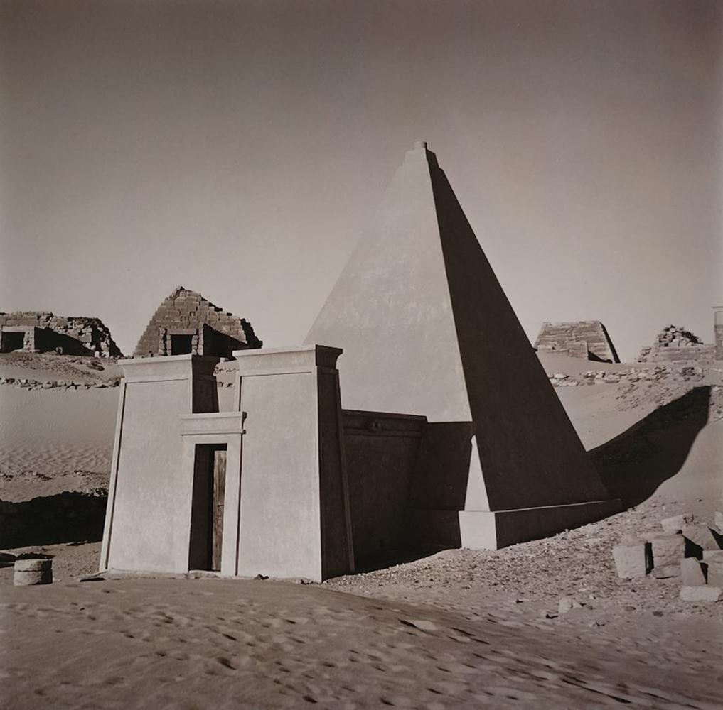Fotógrafa: Lynn Davis
Título: Meroe, Sudán
Fecha del negativo: 1988
Tipo de impresión: Gelatina de plata
Fecha de impresión: 1999
Edición: 37/50 Numerada a tinta, en el reverso, lado izquierdo
Firma: firmada a mano y fechada en 1999, a tinta en el