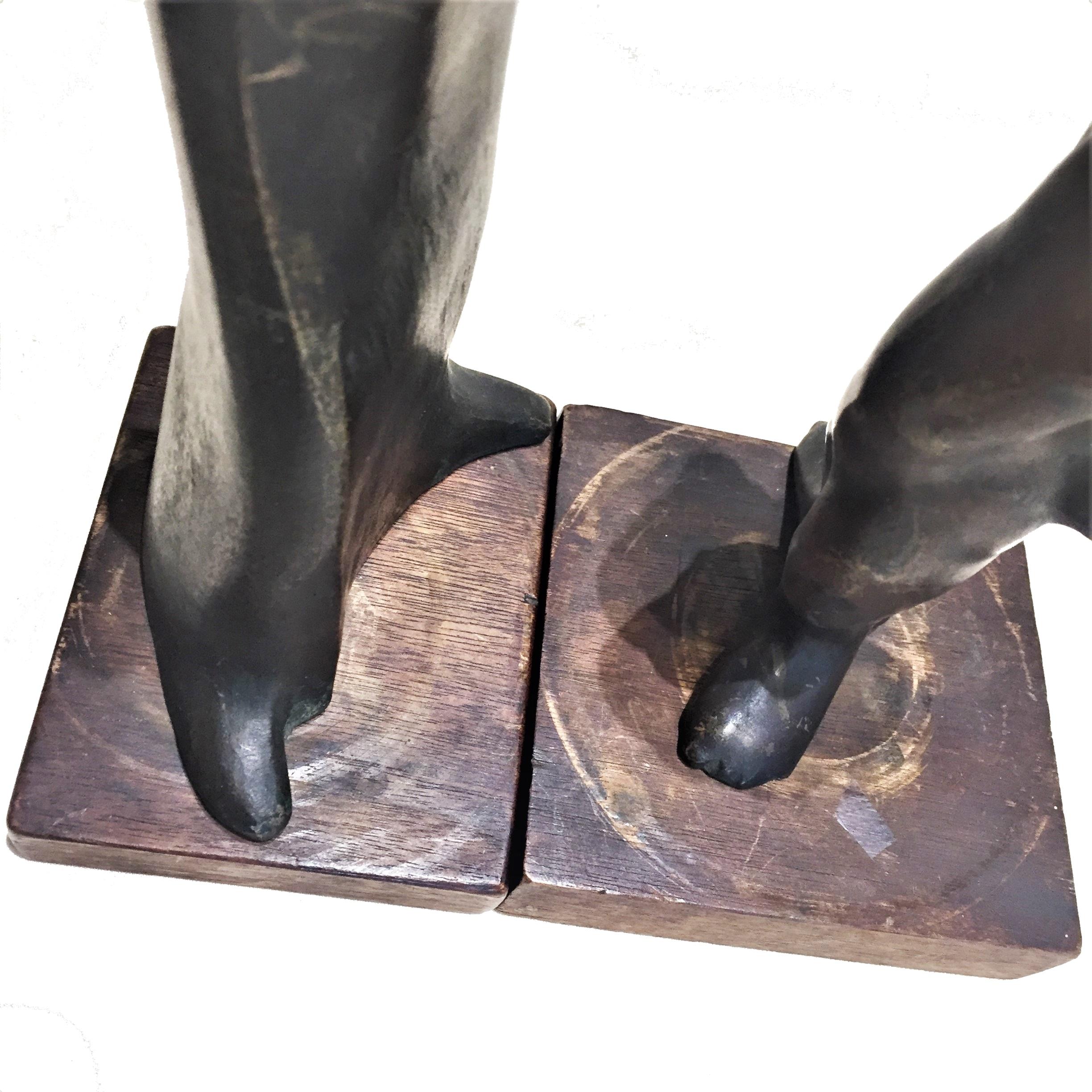 Un extraordinario grupo escultórico móvil de dos figuras, una masculina y otra femenina, que giran libremente alrededor de su propio eje, y en el que ambas figuras pueden instalarse en cualquier posición una respecto a la otra. Con cualquier nueva