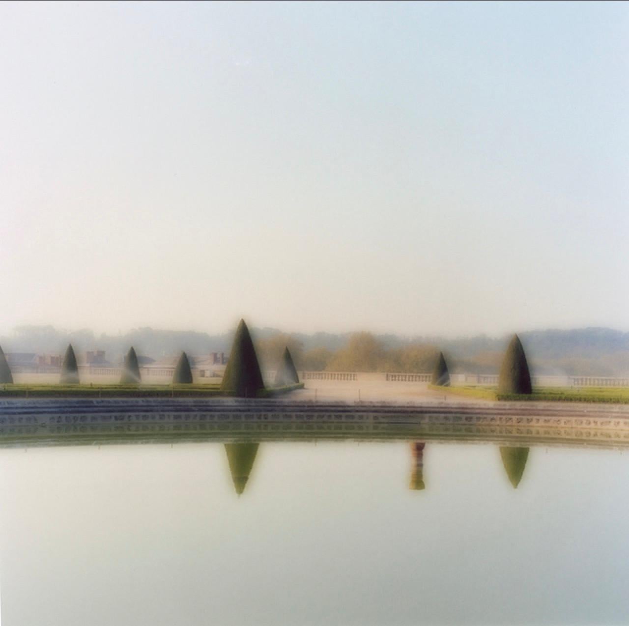Color Photograph di Lynn Geesaman - Versailles, Francia (4-07-27c-12)