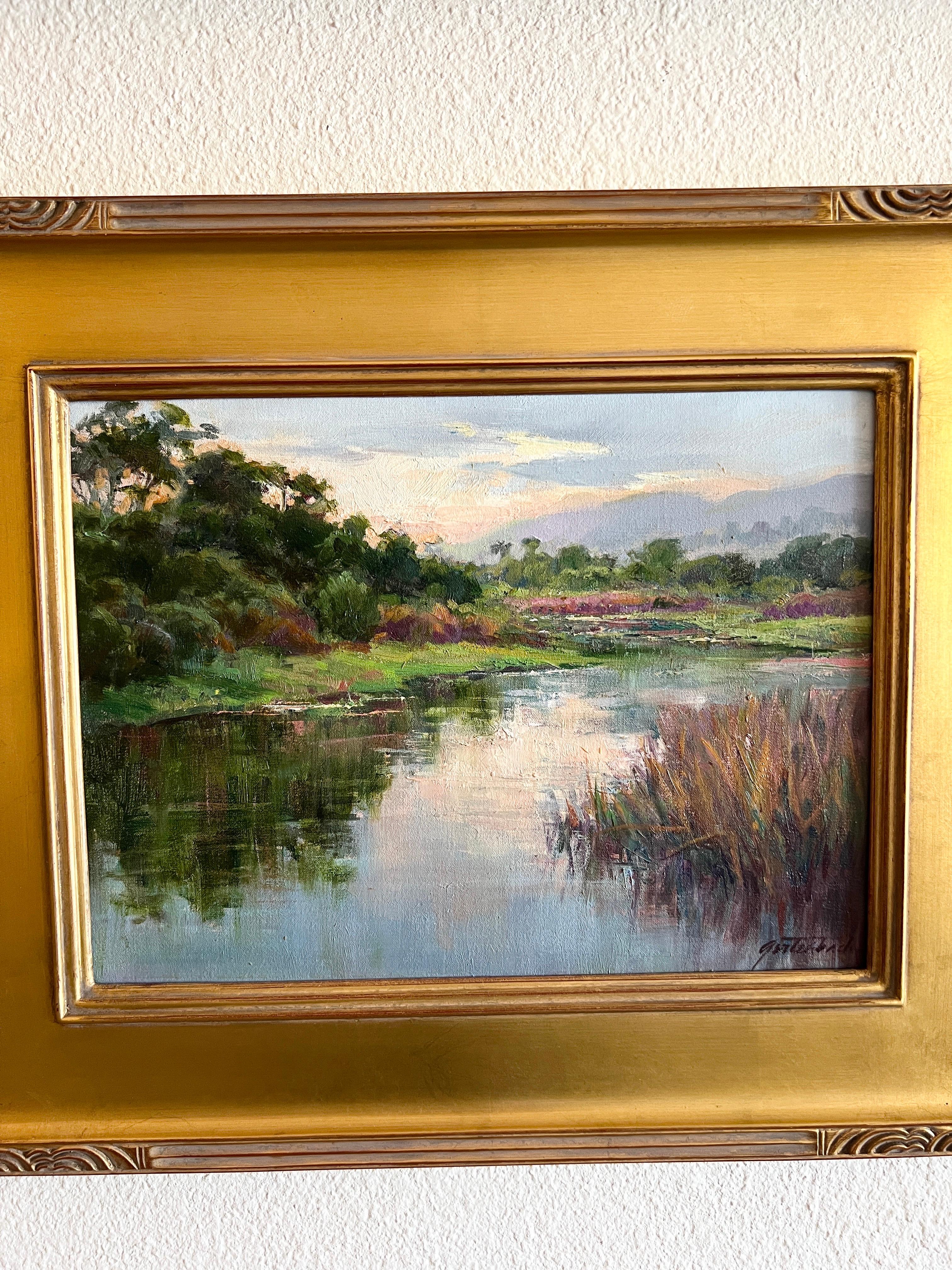 Impressionniste, Plein Air America, Last Light, Malibu Lagoons. - Gris Landscape Painting par Lynn Gertenbach