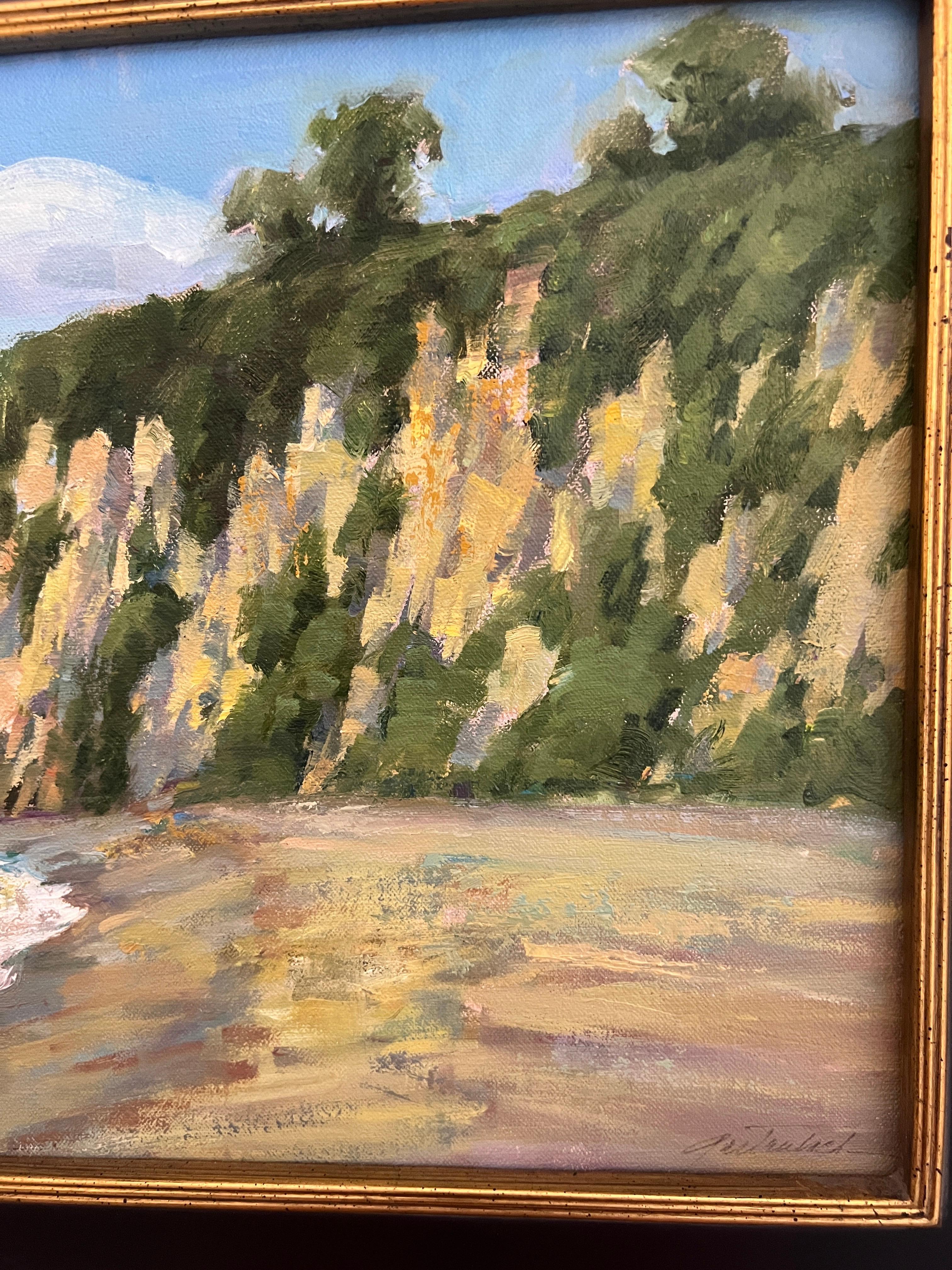 Cette peinture à l'huile exquise de l'artiste de plein air renommé Lynn Gertenbach capture une scène sereine d'un paysage marin californien. Avec une vue imprenable sur Paradise Cove à Malibu, l'un des endroits préférés de Gertenbach pour créer ses