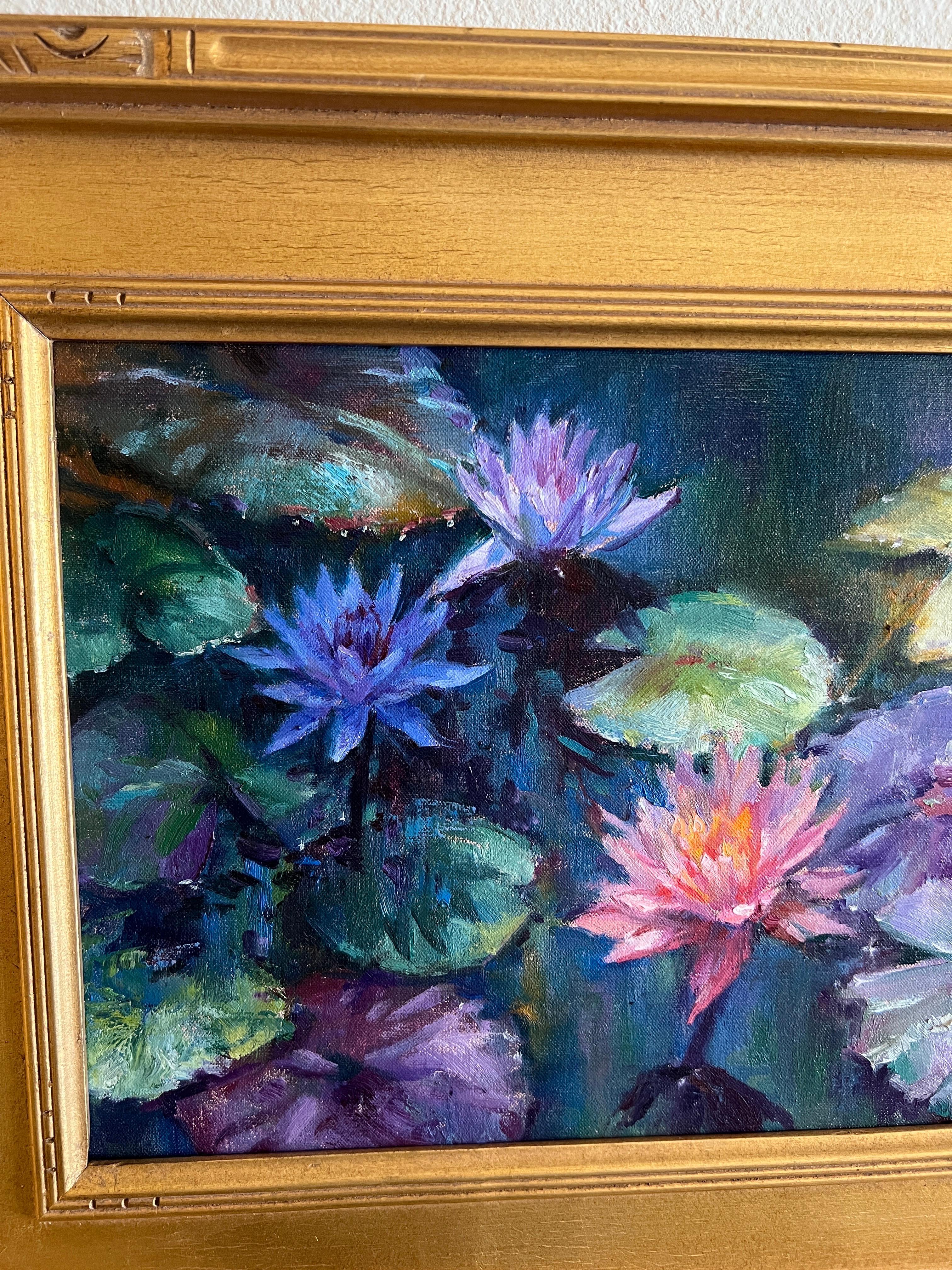Lilien Ölgemälde, Wasser Juwelen, zeitgenössische Kunst Kalifornien plein air Maler (Grau), Still-Life Painting, von Lynn Gertenbach