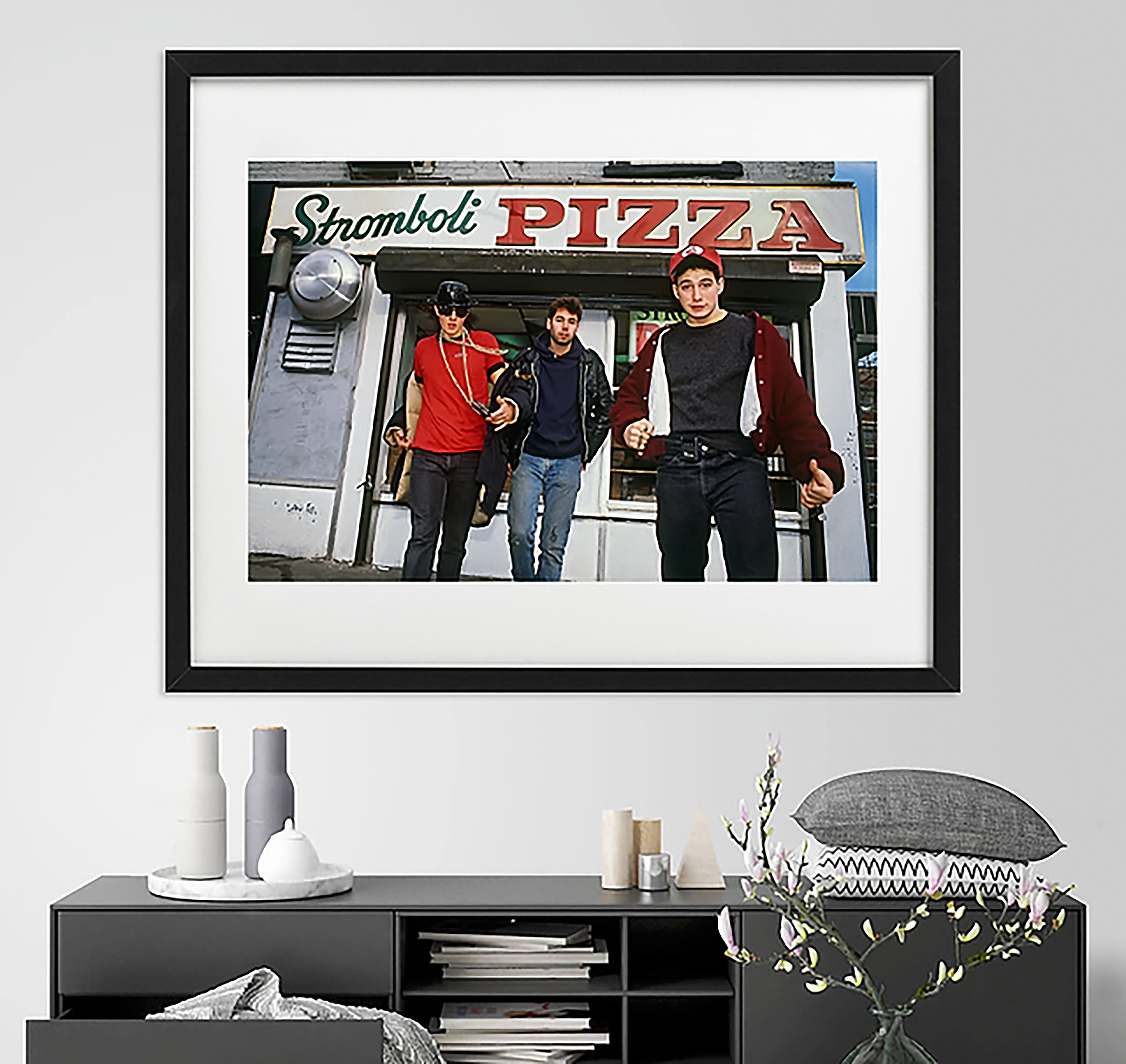 BEASTIE BOYS, 1986 STROMBOLI PIZZA - Print de Lynn Goldsmith