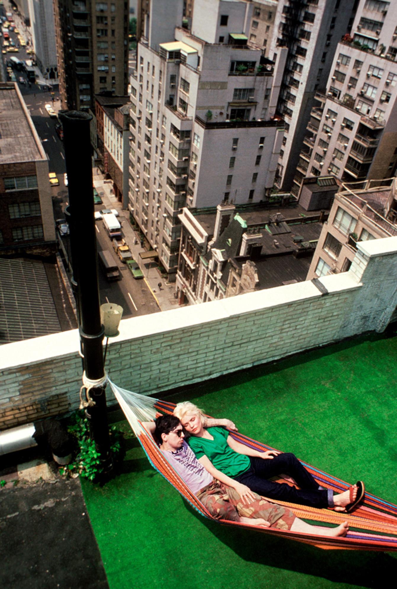 Signierter Druck in limitierter Auflage (20x24") der Blondie-Mitglieder Chris Stein und Debbie Harry, die sich 1978 in einer Hängematte auf dem Dach ihrer Wohnung in New York City entspannen, von Lynn Goldsmith.

Limitierte Auflage Nummer