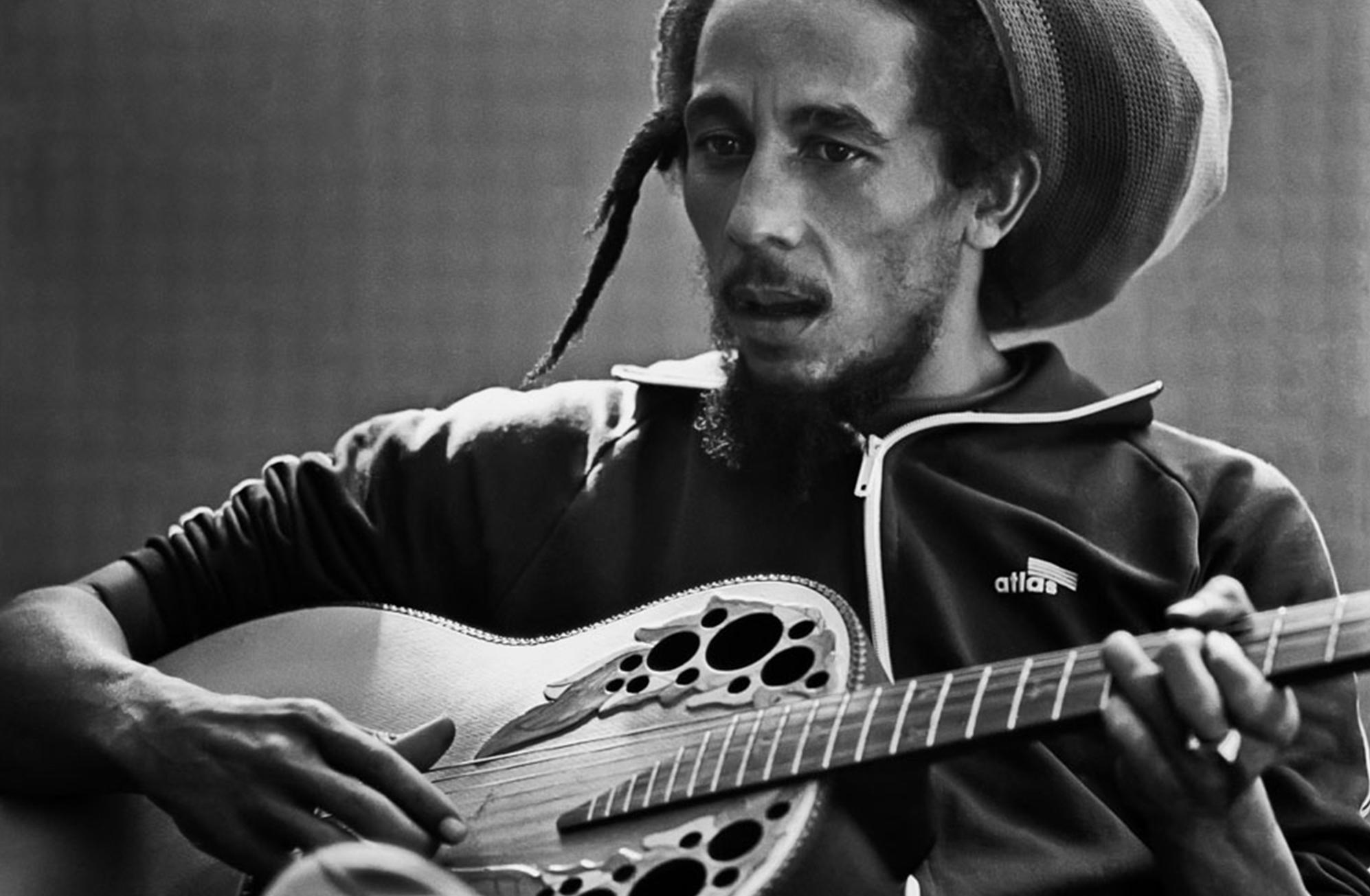 Signierter 16x20""-Druck von Bob Marley in limitierter Auflage von Lynn Goldsmith, aufgenommen 1980.

Limitierte Auflage Nummer 6/20

Moderner C-Typ-Druck. Sofort versandbereit.

Lynn Goldsmith hat über fünf Jahrzehnte amerikanischer Kultur