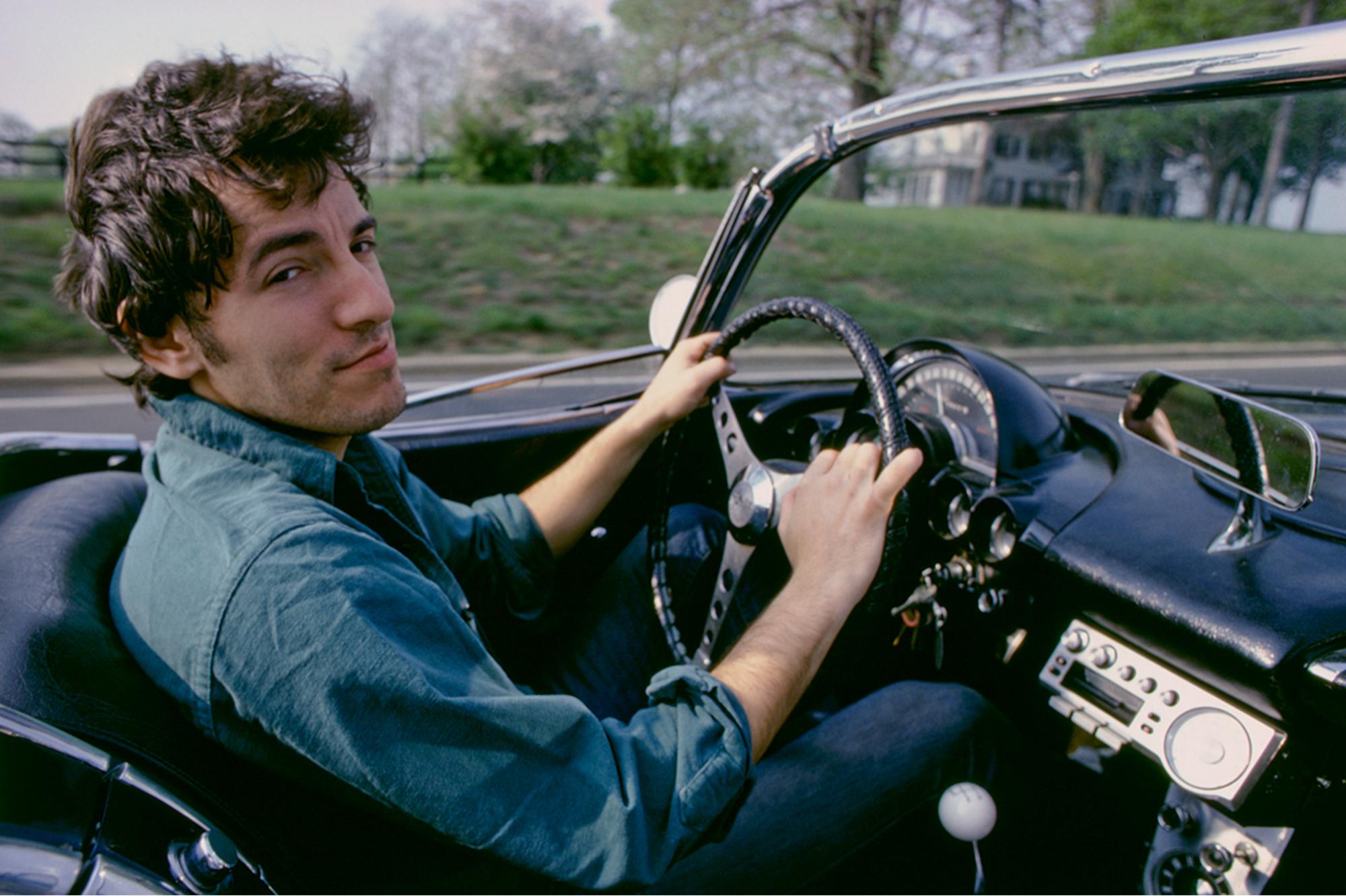 Tirage 16x20"" signé de Bruce Springsteen au volant de sa voiture bien-aimée en 1978 par Lynn Goldsmith.

Édition limitée au nombre de 2/20

Tirage moderne de type C. Disponible pour une expédition immédiate.

Lynn Goldsmith a documenté plus de cinq