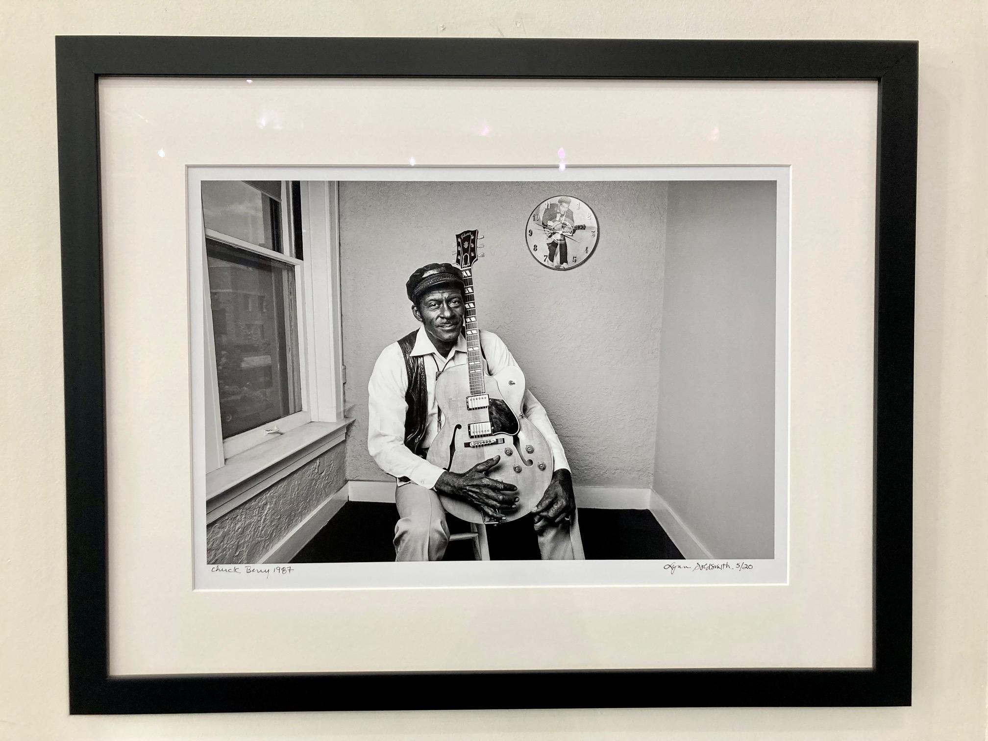 Chuck Berry von einem renommierten Fotografen. Lynn Goldsmith, aufgenommen im Jahr 1987

Gerahmter, signierter Druck in limitierter Auflage 16x20", Auflage #5/20 

Rahmen misst 28" hoch x 22,5" breit x 1" dick

Individuell gerahmt mit schwarzem