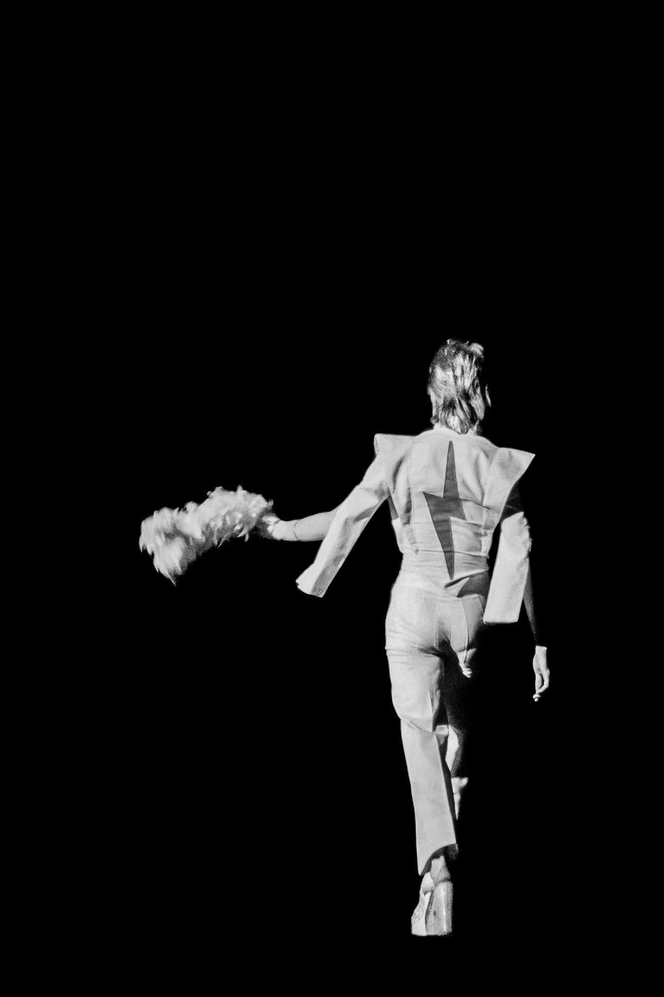 Tirage d'art de David Bowie par un photographe de renom. Lynn Goldsmith. Prise en 1973 lors de la tournée des Spiders from Marli, et maintenant disponible pour la première fois en noir et blanc.

Lynn Goldsmith ne produit que 20 tirages de ses