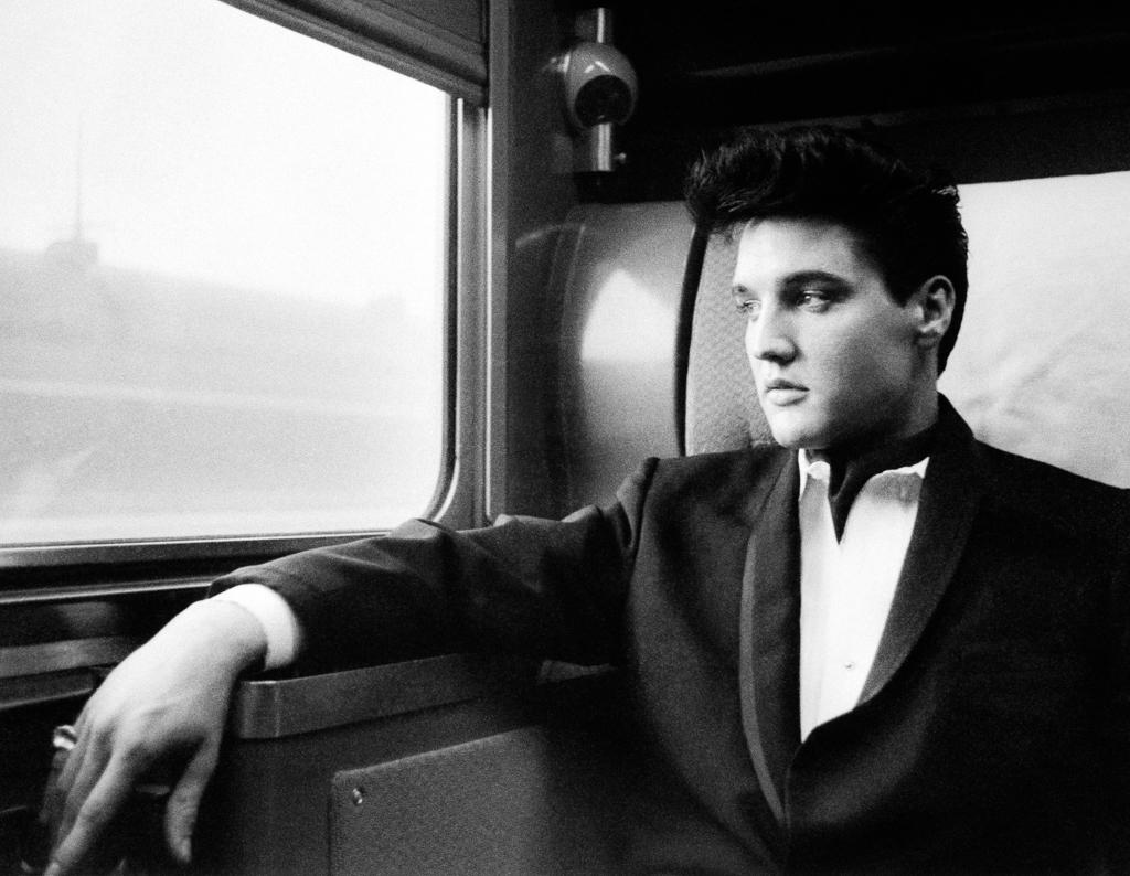 Lynn Goldsmith Portrait Photograph - Elvis Presley 1960 portrait