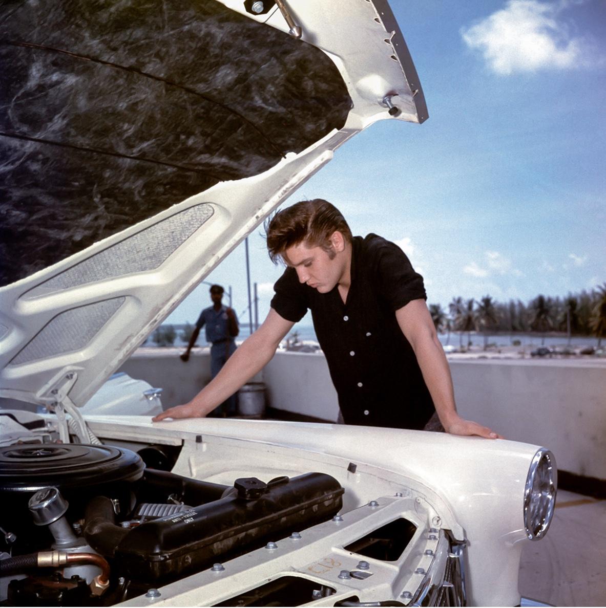 Lynn Goldsmith Portrait Photograph – Elvis Presley, Lincoln Continental Mark II in Miami, Florida, 1956
