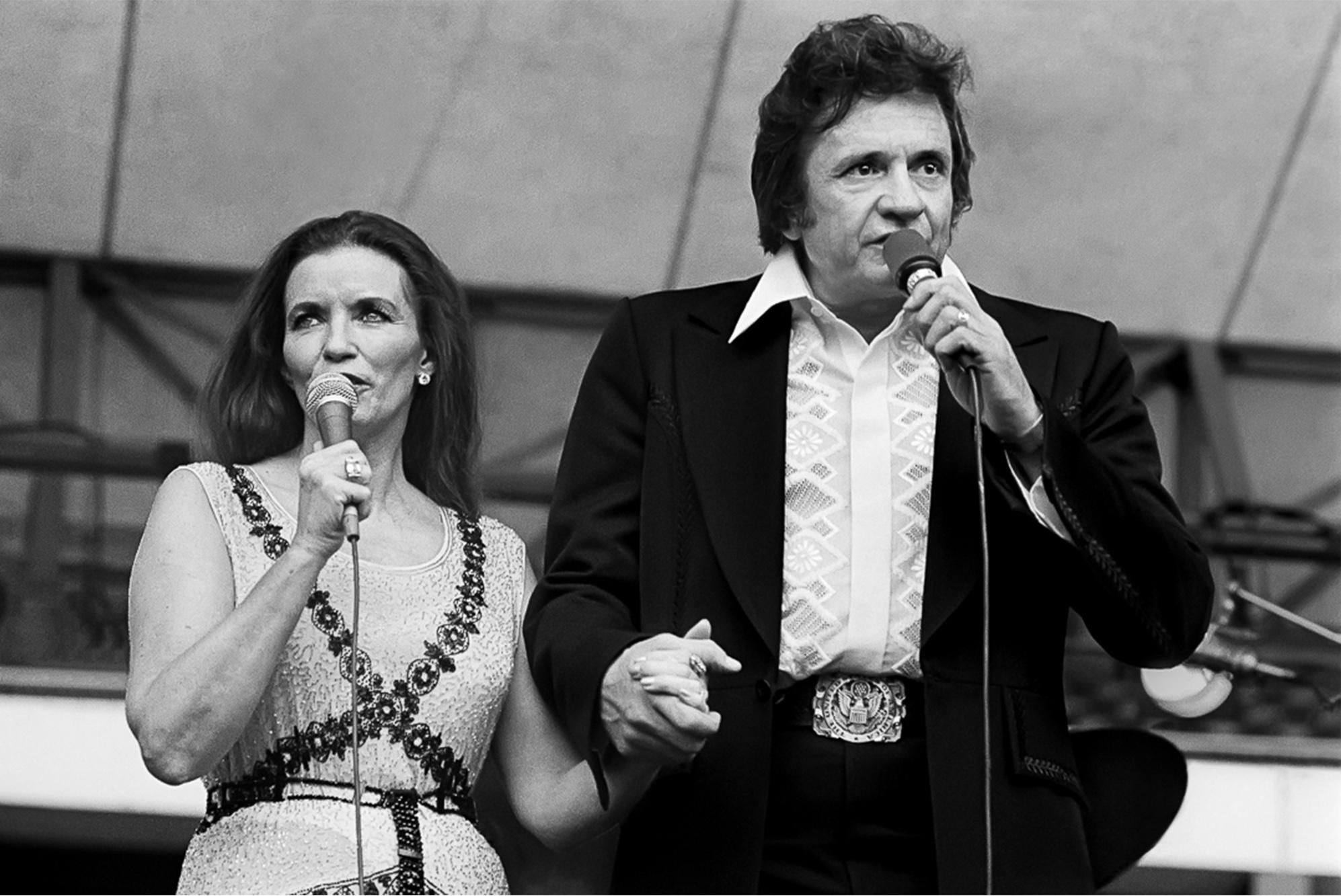 Signierter Druck in limitierter Auflage 16x20"" von June Carter und Johnny Cash, aufgenommen während eines Auftritts im Jahr 1980 von Lynn Goldsmith.

Limitierte Auflage Nummer 2/20

Moderner C-Typ-Druck. Sofort versandbereit.

Lynn Goldsmith hat