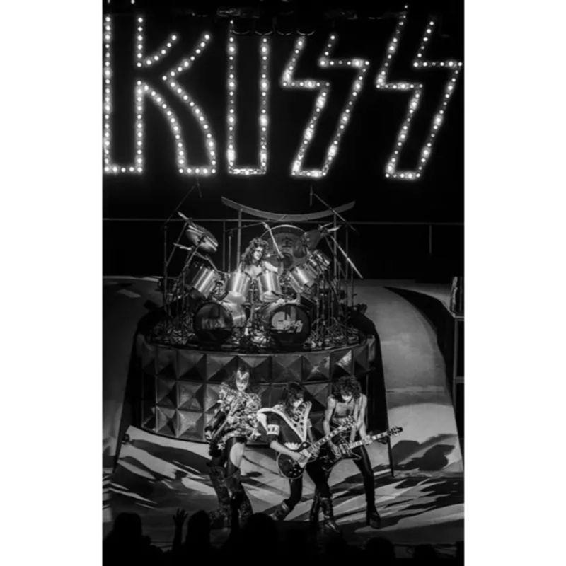 Color Photograph de Lynn Goldsmith - Kiss Performing 1980 - Edición para grupos