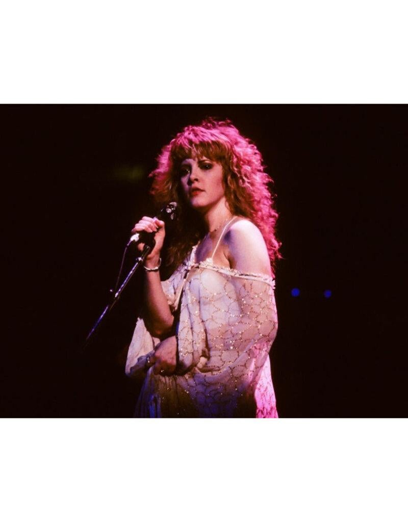Lynn Goldsmith Color Photograph – Stevie Nicks Auftritt in Pink, 1982