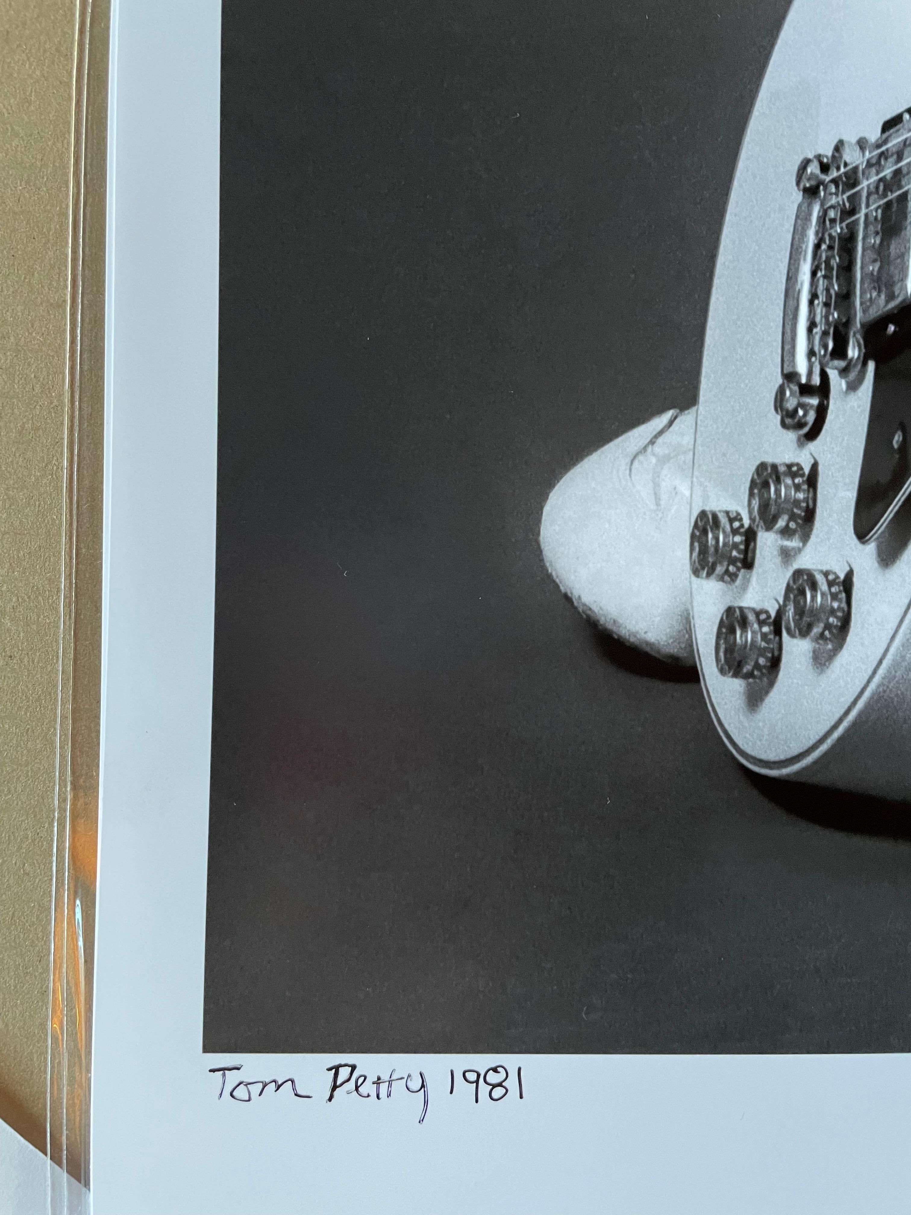 Tom Petty, studio d'enregistrement 1981 - Noir Black and White Photograph par Lynn Goldsmith