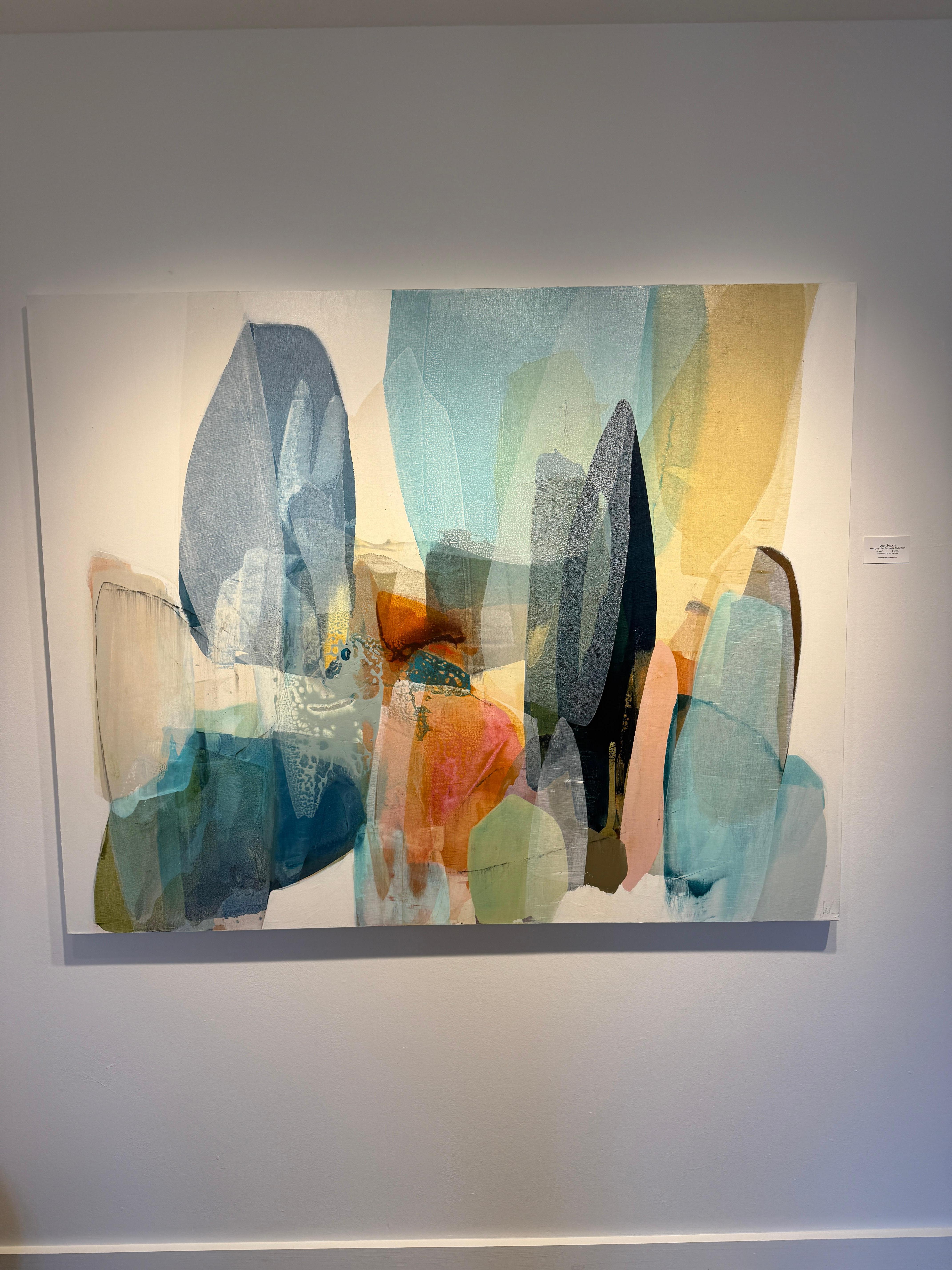 Senderismo por la Montaña Turquesa - Painting de Lynn Sanders