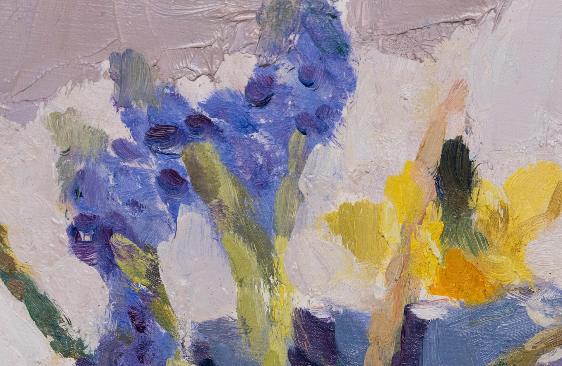 Grape Hyacinths and Daffodils in a Blue Jug BY LYNNE CARTLIDGE, Original Art - Gray Abstract Painting by Lynne Cartlidge