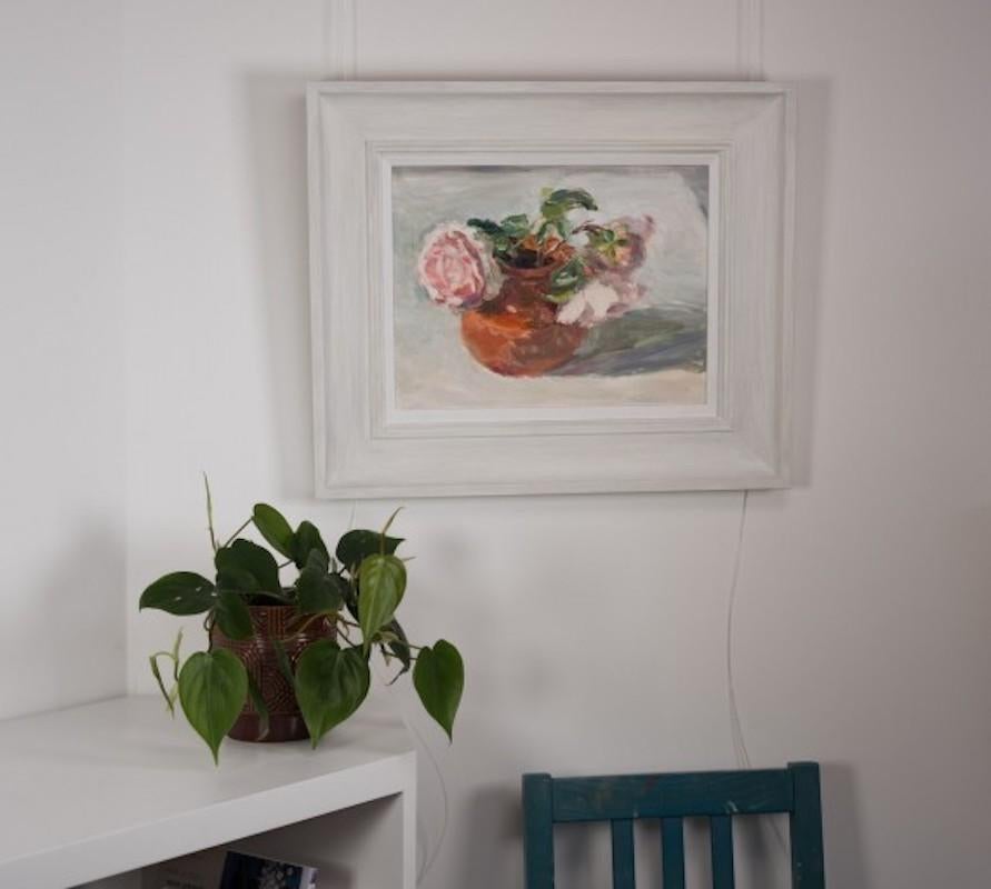 Roses in einem Topf aus Terrakotta – Painting von Lynne Cartlidge