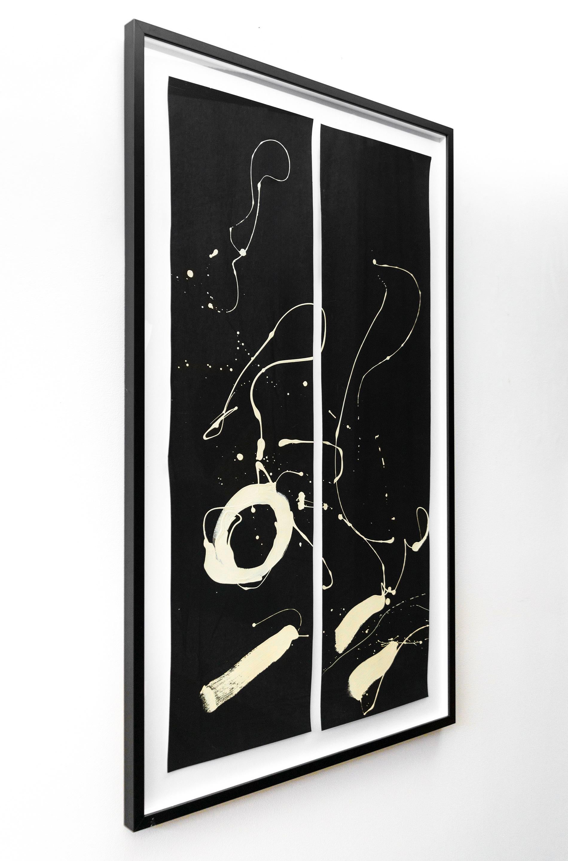 L'artista di Toronto Lynne Fernie preferisce lavorare in bianco e nero. Ama il puro piacere del disegno, la prima forma d'arte che ha iniziato a praticare. I disegni 1 e 2, due pannelli di colore nero con dettagliati segni bianchi, fanno parte di