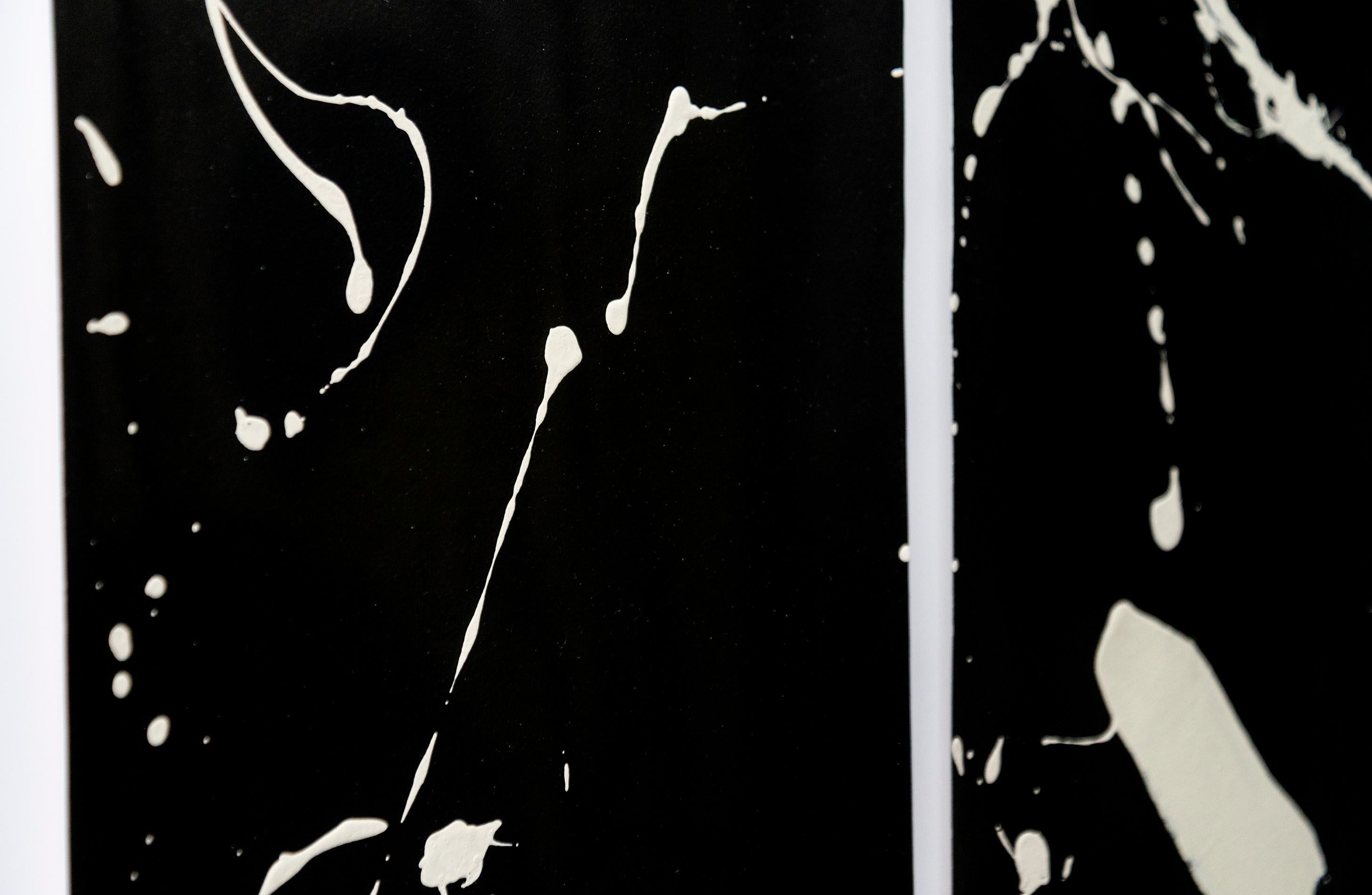 Dibujo 3 y 4 - blanco y negro, minimalista, gestual, abstracto, acrílico sobre papel - Abstract Painting Negro de Lynne Fernie