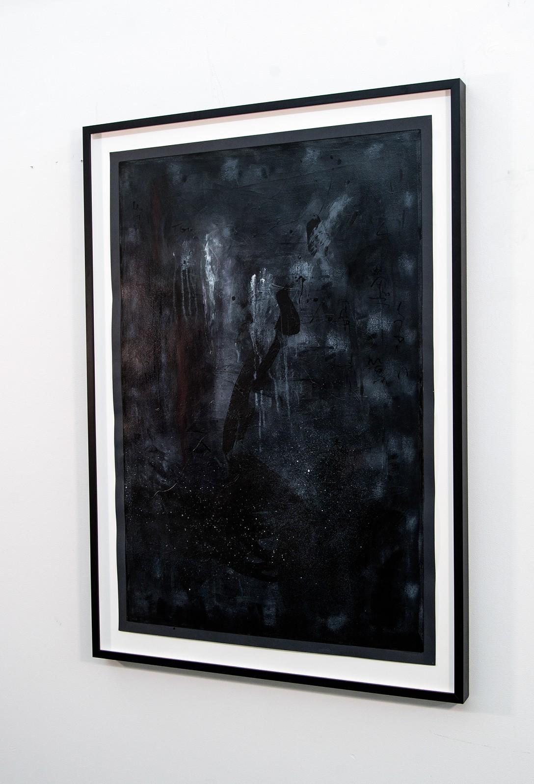 Forest at Night - großes, dunkles, rauchiges, gestisches, atmosphärisches Acryl auf Papier (Zeitgenössisch), Art, von Lynne Fernie