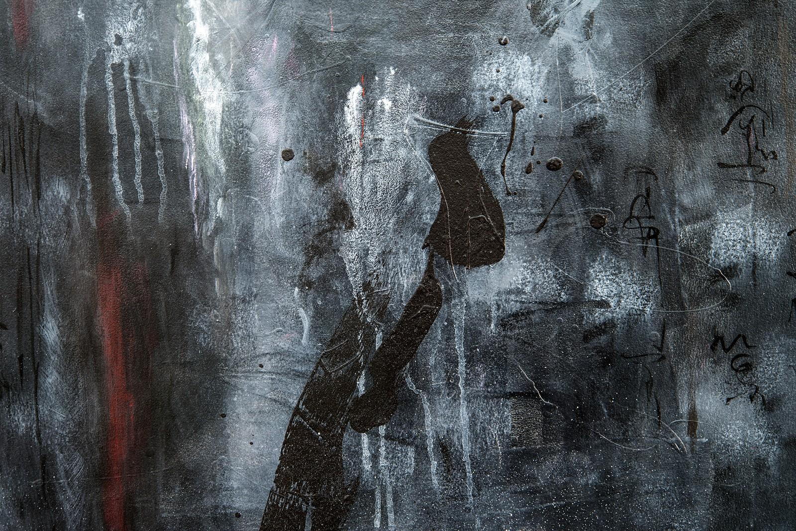Forest at Night - großes, dunkles, rauchiges, gestisches, atmosphärisches Acryl auf Papier (Schwarz), Abstract Drawing, von Lynne Fernie