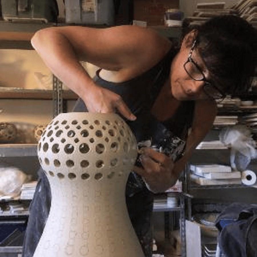 Lágrima Alargada Redonda Encaje Negro - objeto recipiente de cerámica moderno contemporáneo en venta 4
