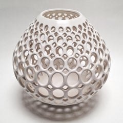 Teardrop Oval Lace White - zeitgenössisches modernes Keramikgefäß Objekt