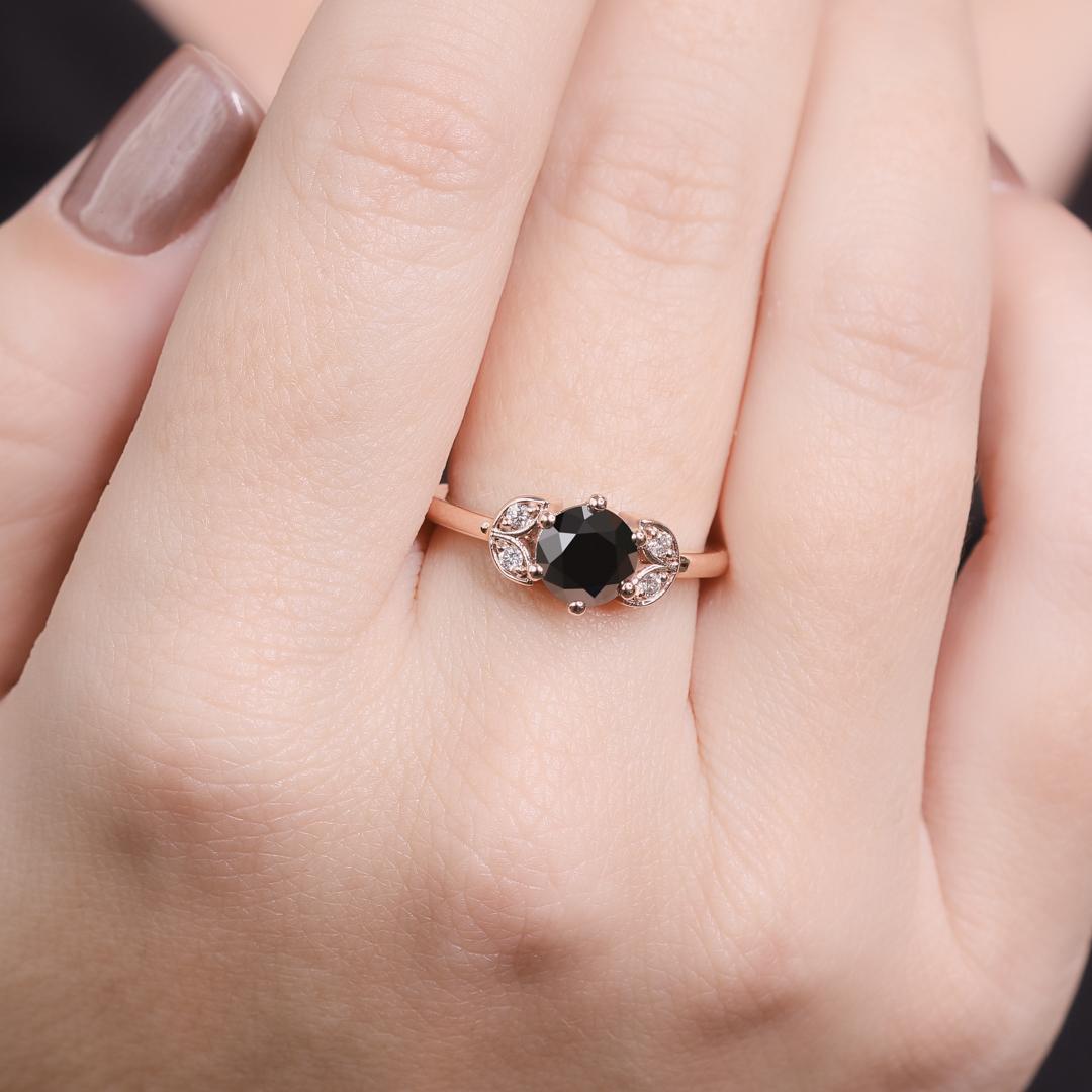 Lynx Floral Natural Black Diamond Round Cut Engagement Ring - 3.15 Ct In New Condition For Sale In רמת גן, IL