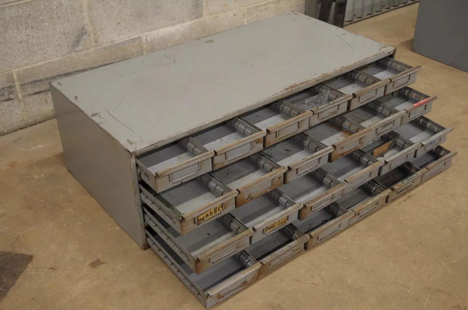 Armario organizador de piezas de herramientas Vintage Lyon de 24 cajones de acero y metal para almacenamiento industrial (B). El artículo tiene estructura de acero, 24 cajones pequeños, forma estrecha y baja, viene con varios separadores de cajones,