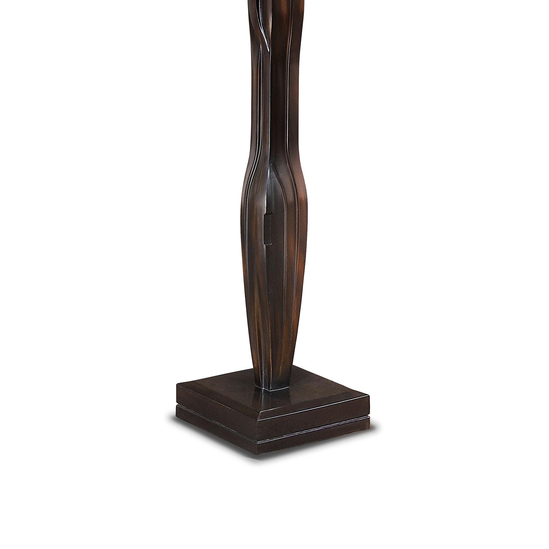 La lampe Lyon est un exemple de la manière dont l'éclairage peut transcender sa fonction pour devenir un élément central du design. Avec sa figure stylisée et sa finition ébénisée, cette lampe apporte élégance et caractère à tout espace. Sa forme,
