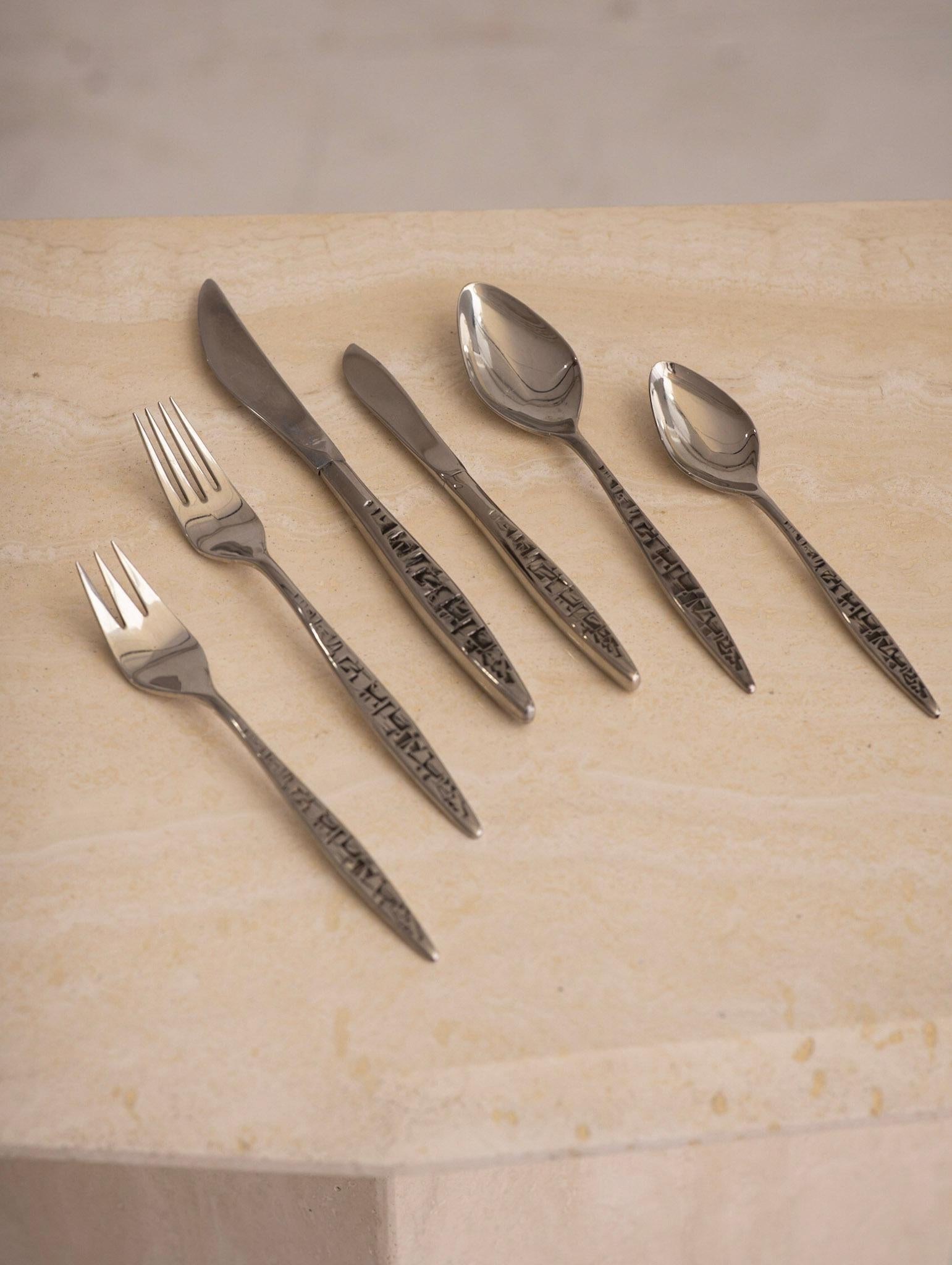 95 piece stainless steel flatware set by Lyon. Service for 12. Mid-century modern brutalist pattern. Measurements based on largest dinner fork.

Set includes:
7 large serving spoons
12 medium spoons
24 small spoons
12 dinner forks
12 salad