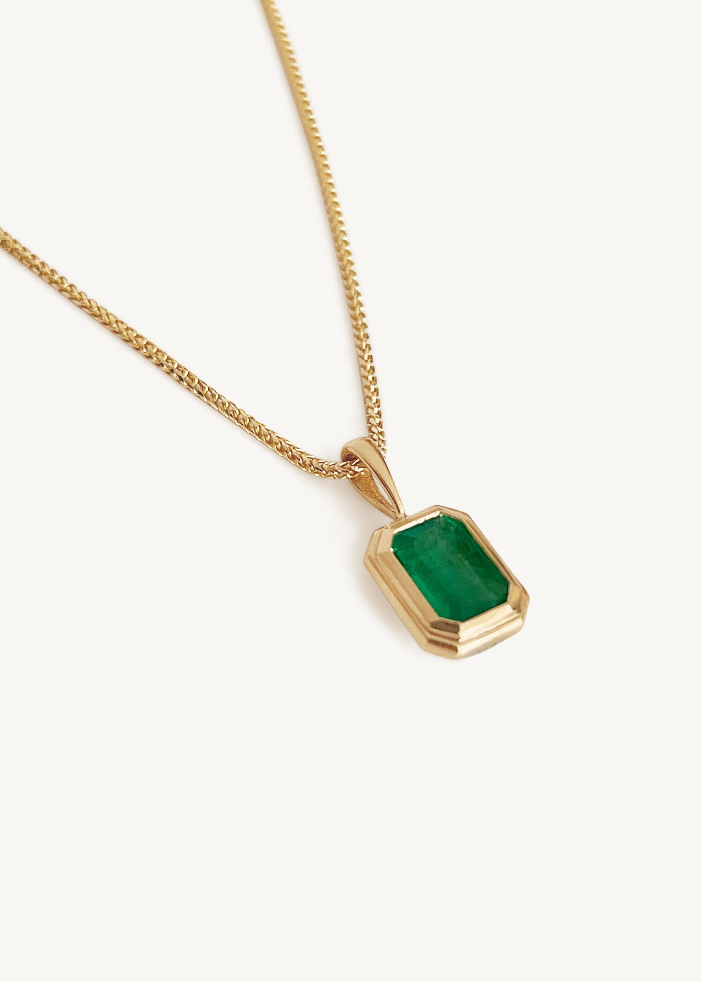 Lyra Baguette Pendant III - Emerald 1cw For Sale 1