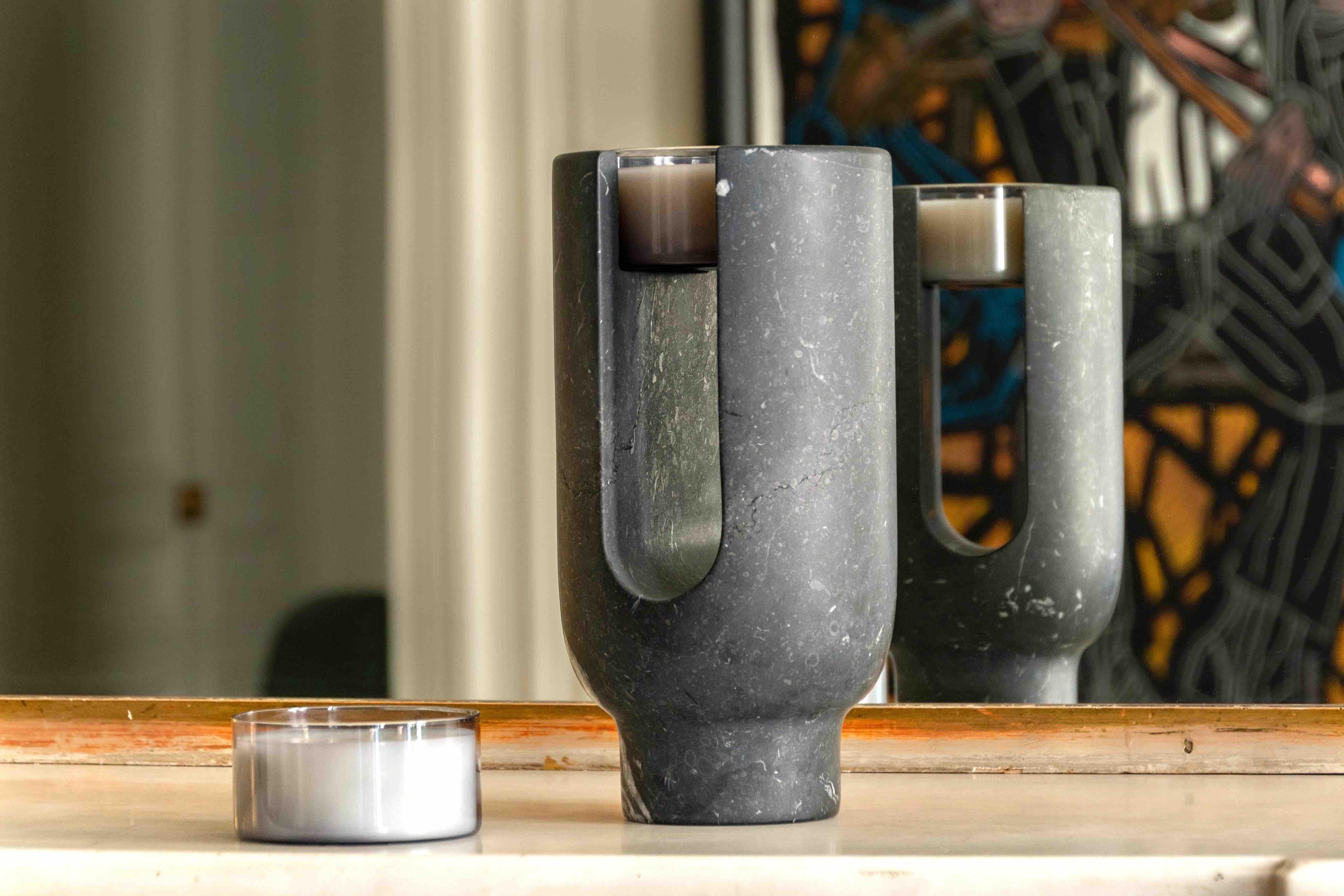 Moderne Vase à fleurs et bougeoir en marbre Lyra Marquina et bougeoir de Dan Yeffet en vente