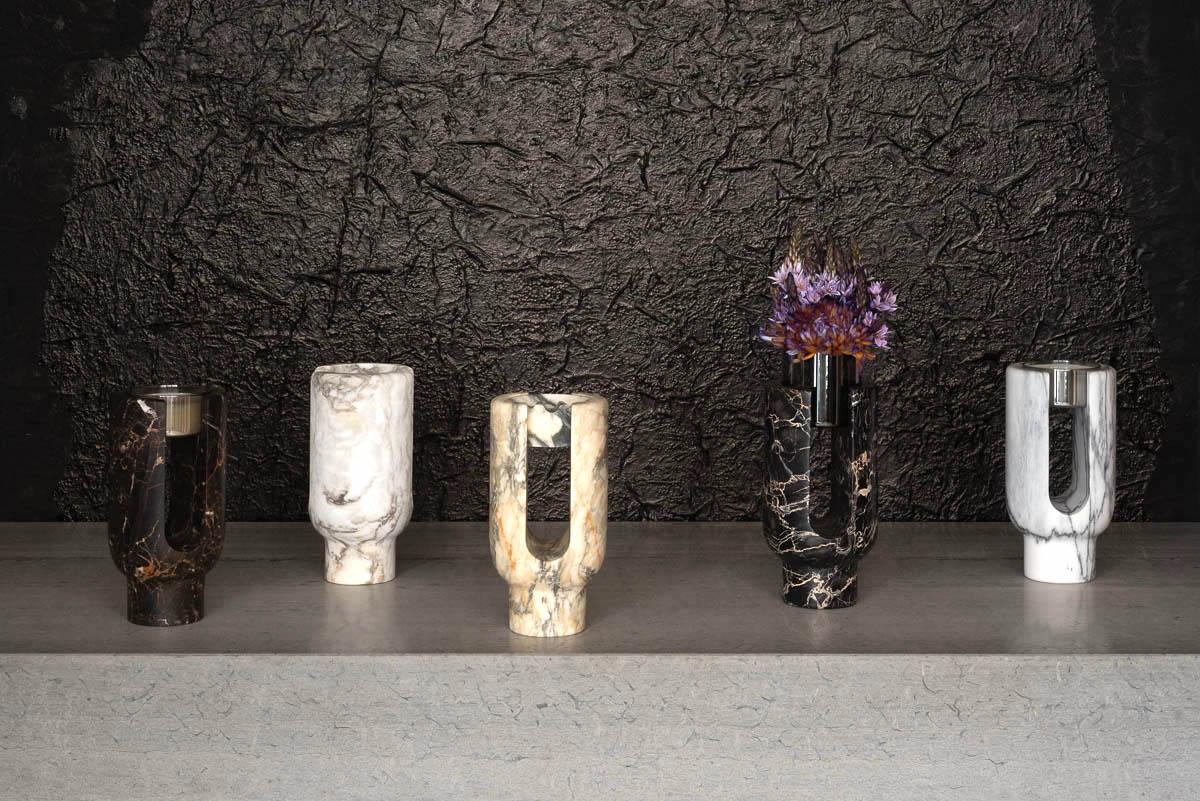 Français Vase à fleurs et bougeoir en marbre Lyra Portoro de Dan Yeffet en vente