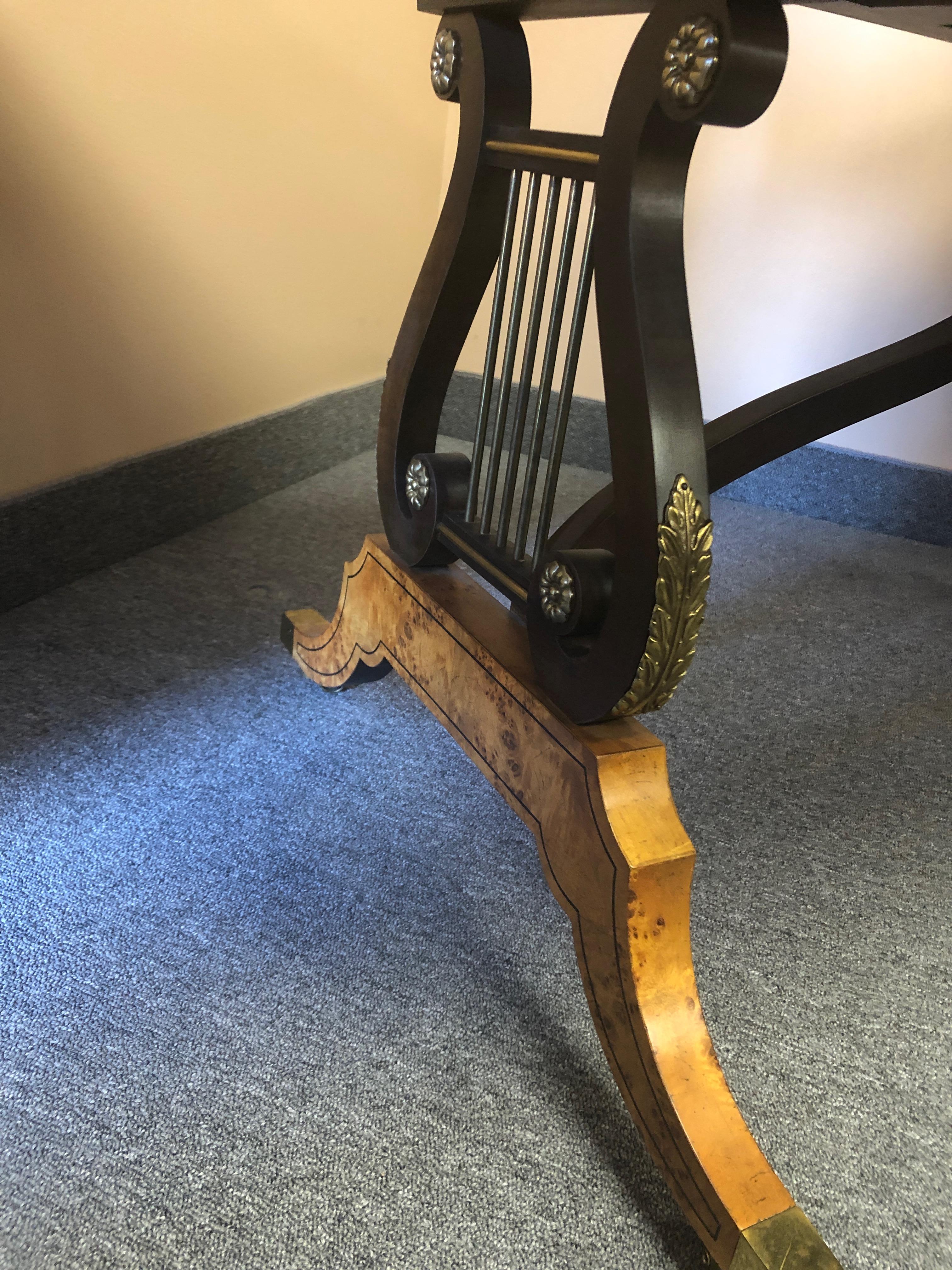 Baker Furniture Lyre Motife Vogelaugenahorn Drop-Leaf-Schreibtisch im Angebot 3