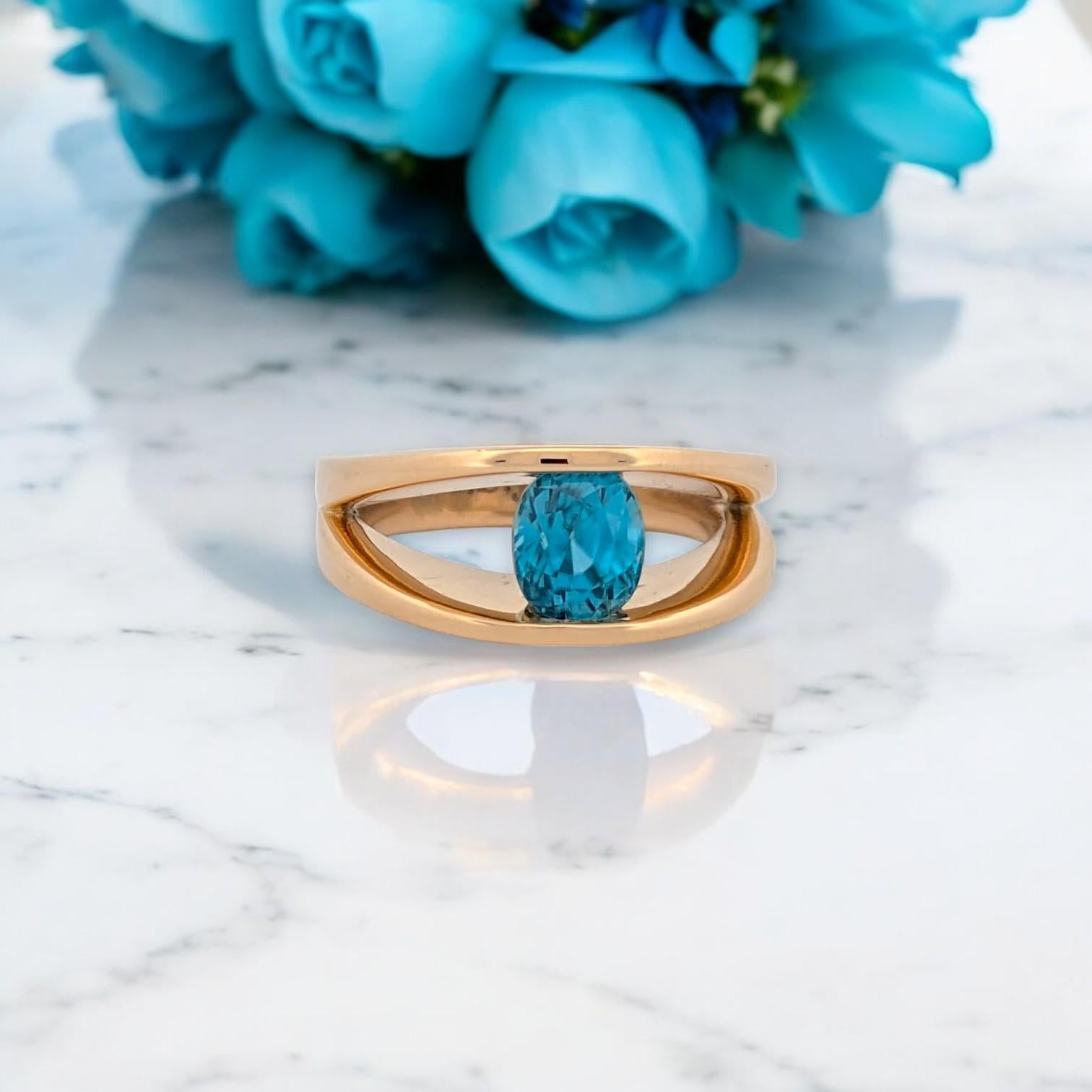 💎 18K Yellow Gold Blue Topaz Ring – 1.0 CT Oval Cut  Size 7

Add a touch of elegance to your jewelry collection with this stunning 18K yellow gold ring featuring a 1.0 CT oval-cut blue topaz gemstone. With its radiant sky-blue hue, this December