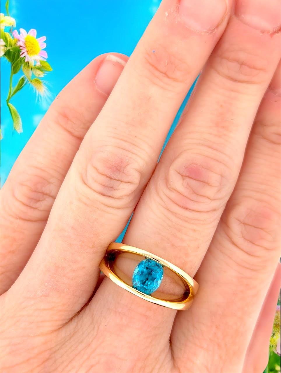 Modern Lyric  18K Yellow Gold Blue Topaz Ring, 1.0 CT Oval Gemstone, Dainty Gold Ring For Sale