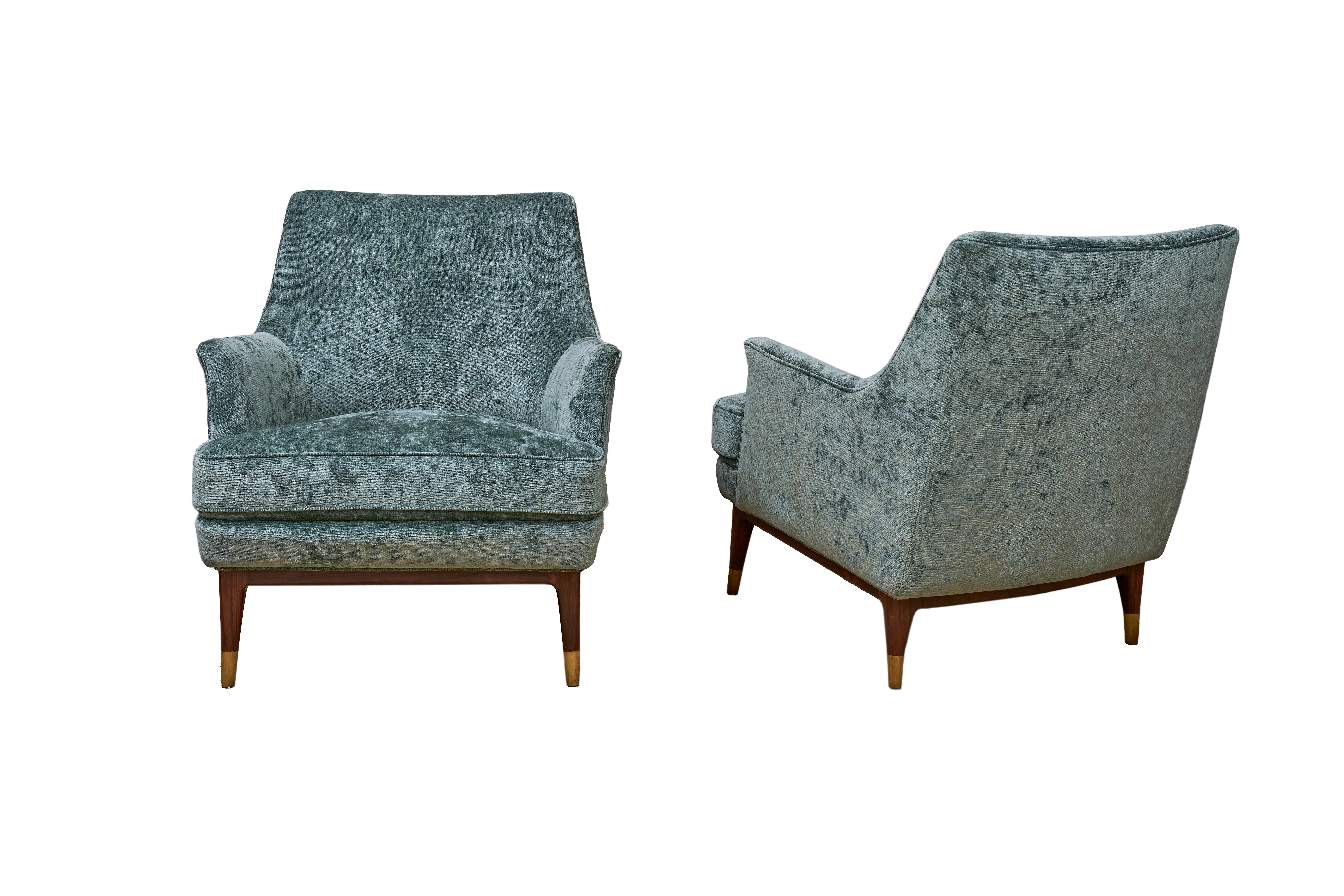 A stunning pair of lounge chairs by Lysberg, Hansen & Therp, crafted in the 1940s and newly upholstered in a Colefax & Fowler teal velvet. The set is settled on Rosewood legs with exquisite brass detailing. A quite comfortable pair of chairs!