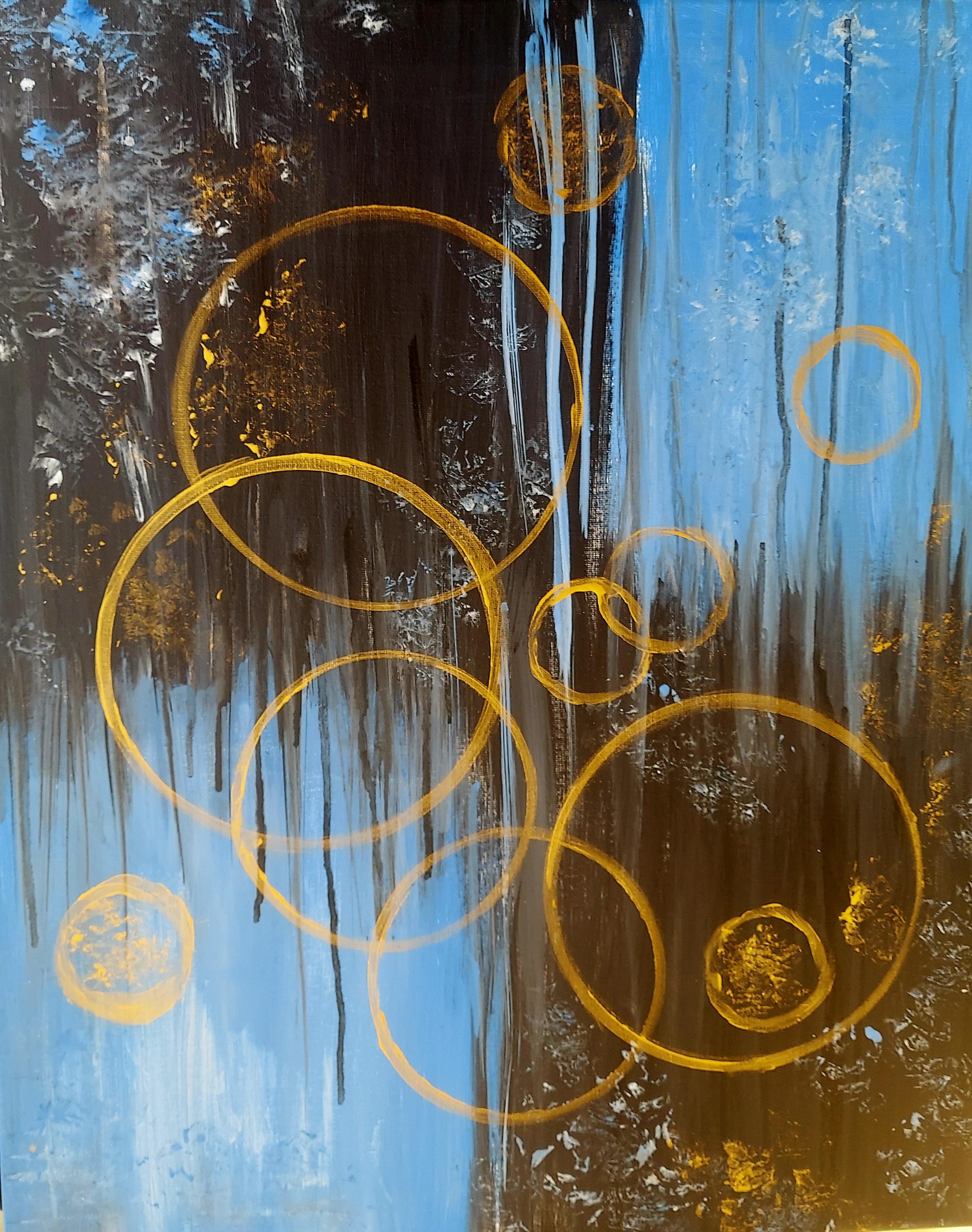 Goldene und schwarze Kreise überlagern sich vor einem blauen und dunklen Hintergrund und bilden ein dynamisches und faszinierendes Muster. Die Komposition verwendet schwungvolle Kurven und unterschiedliche Strichstärken, um Tiefe und Bewegung zu