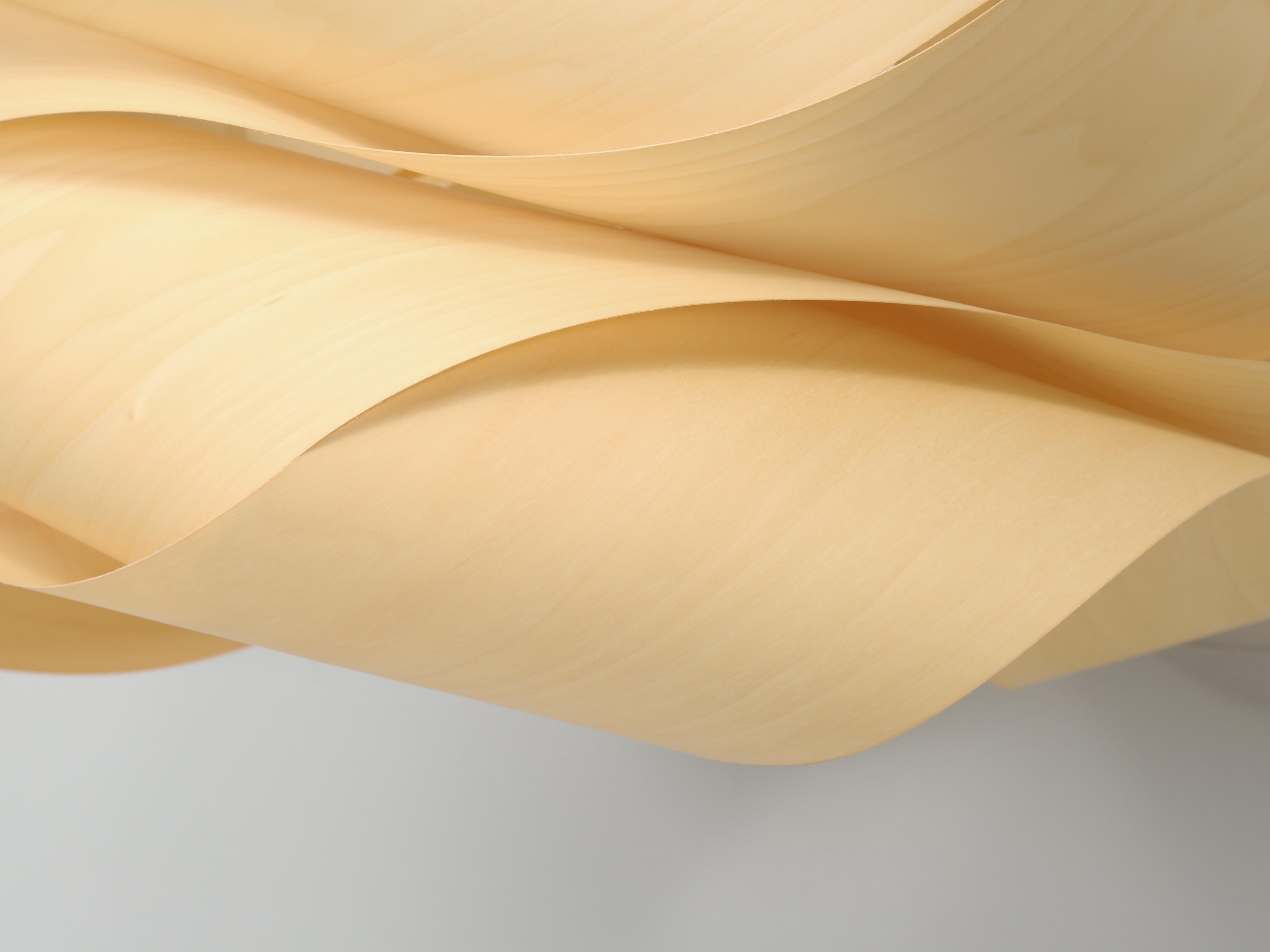 LZF Glieder-Holzfurnier-Kronleuchter, großformatig, handgefertigt in Spanien (21. Jahrhundert und zeitgenössisch) im Angebot
