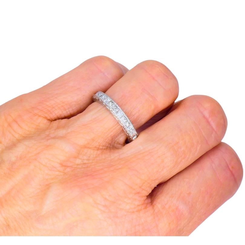 M Beaudry Anello di Eternità con Diamante Taglio Principale in Platino Misura 6,5 in vendita 1