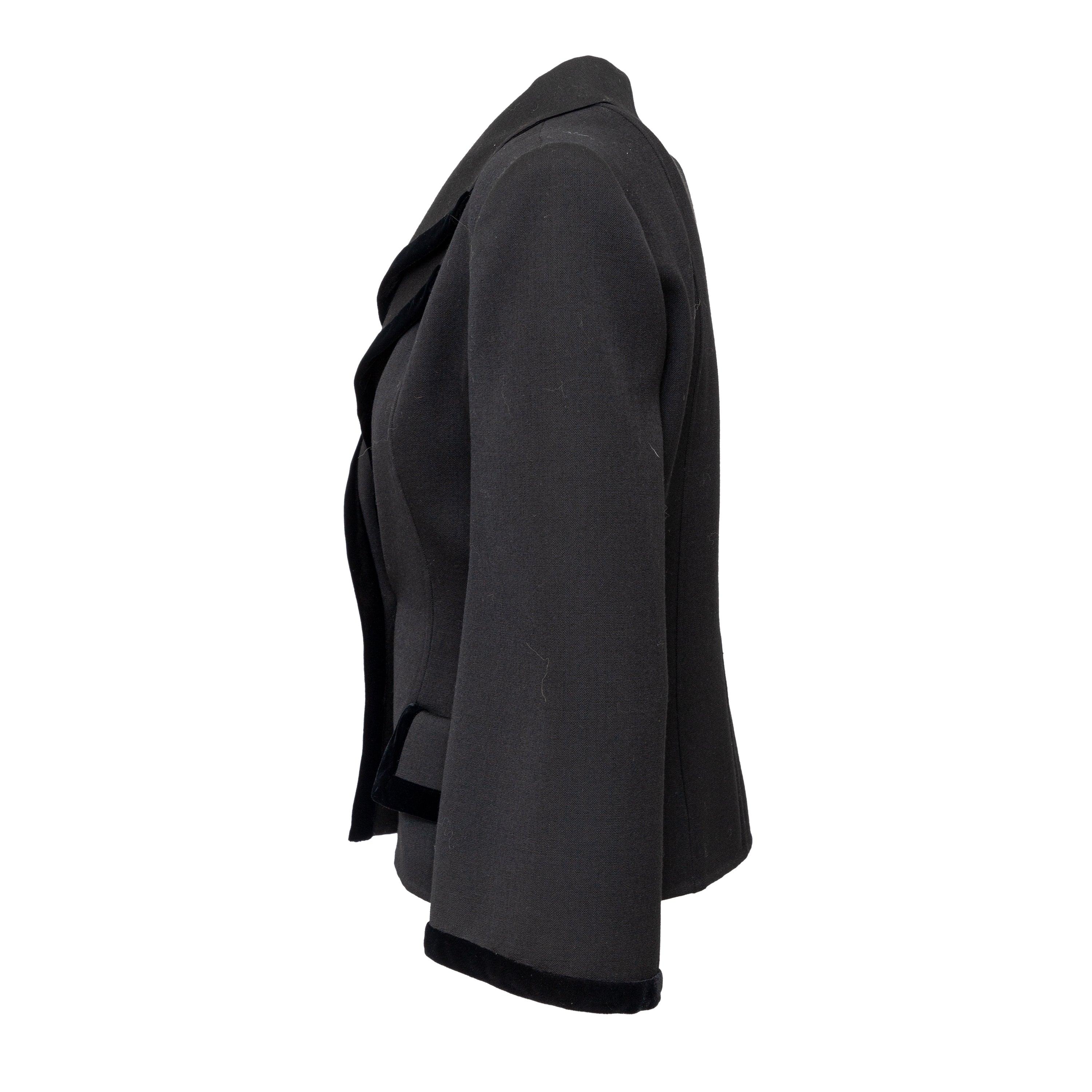 Este blazer corto de M. Beccali es la combinación perfecta de moderno y vintage. El diseño corto y entallado destila sofisticación, mientras que el cuello de doble capa con ribetes de terciopelo añade un toque de lujo. Con un cierre de un botón y